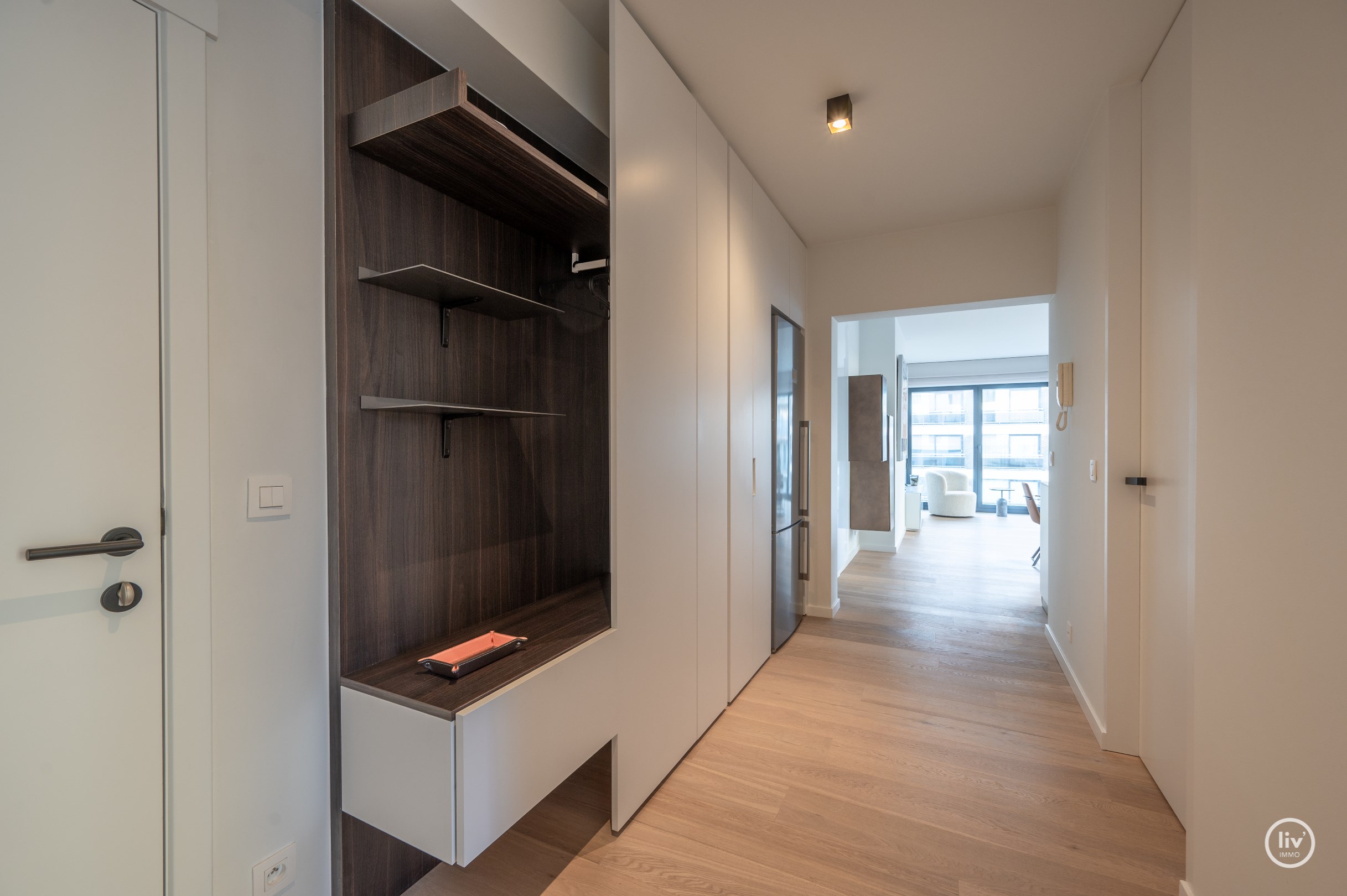 Mooi gerenoveerd HOEKappartement met 3 slaapkamers centraal gelegen op de Lippenslaan te Knokke. 