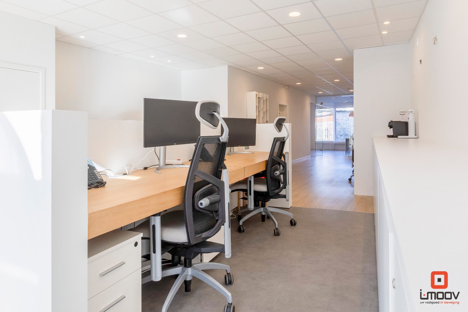 Modern en lichtrijk kantoor op commercieel gunstige locatie 