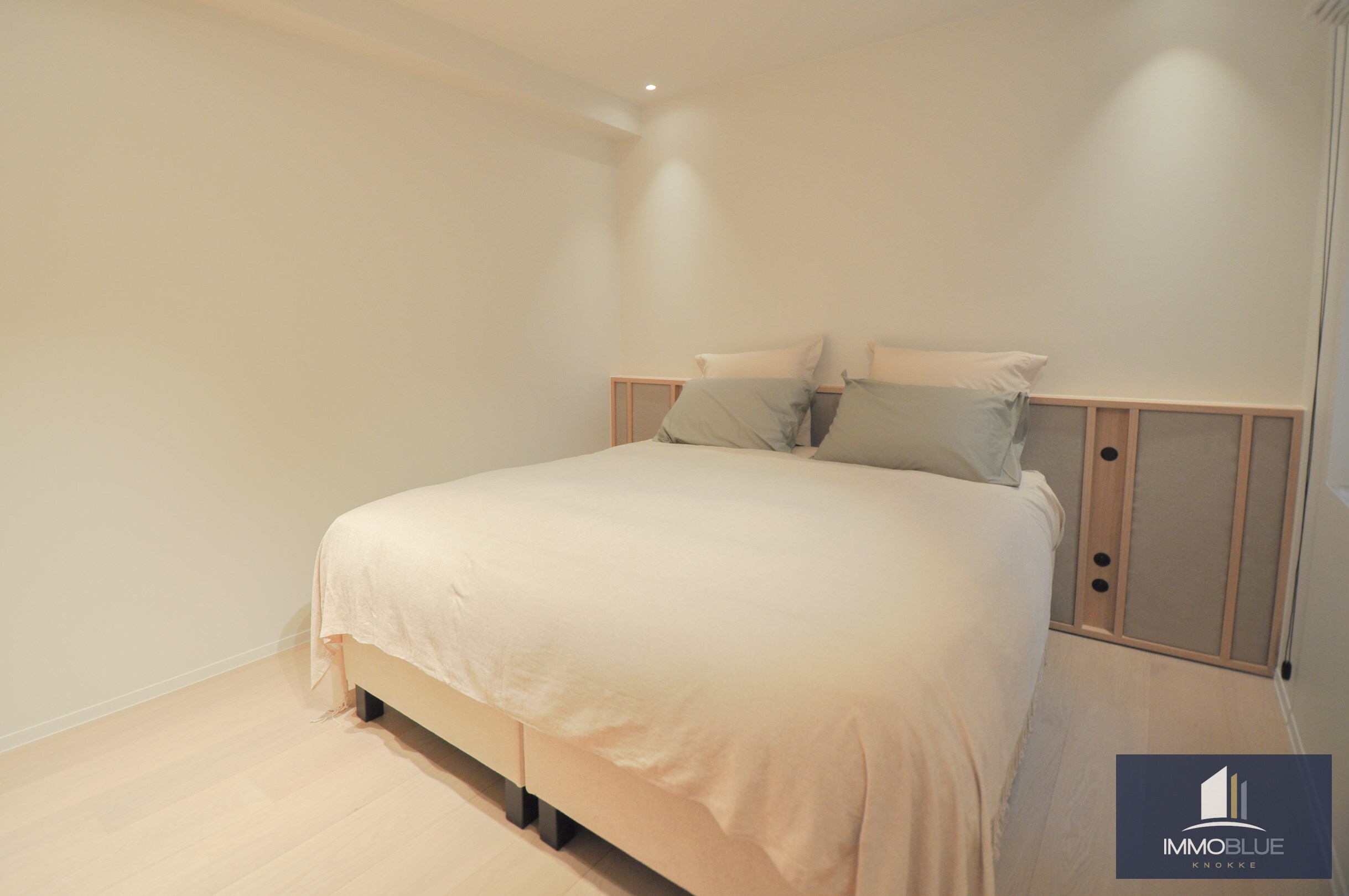 Volledig gerenoveerd appartement met een mooi zijdelings zeezicht gelegen nabij het Driehoeksplein. 