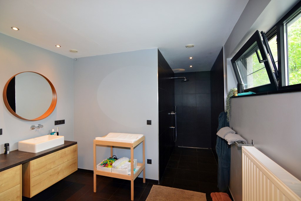 Moderne, energiezuinige woning met 4 slpks op 7a 7ca. 