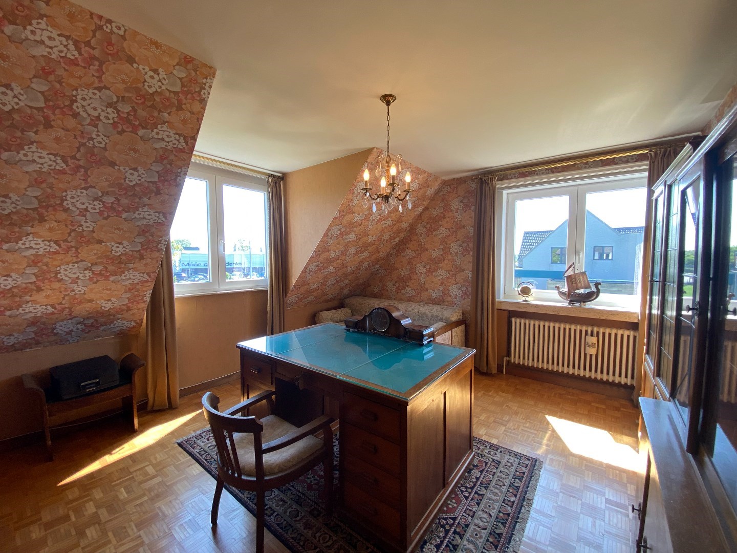 Karaktervolle villa voor gemengd gebruik op strategische ligging te Waregem! 
