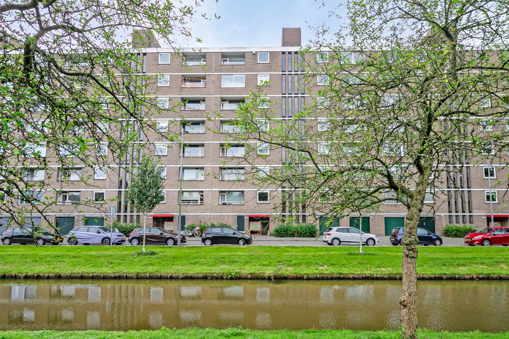 Kopers opgelet! In het Lage Land bieden wij dit ruime 4-kamer appartement gelegen op de 7e verdieping met 3 slaapkamers, 2 balkons, berging in de onderbouw en gelegen op eigen grond te koop aan! 