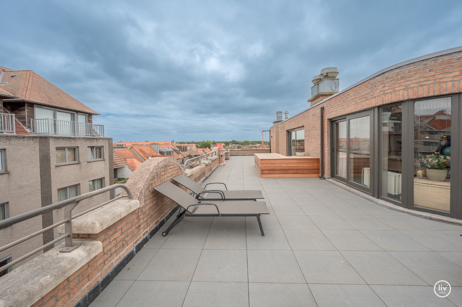 “Unieke Penthouse (1992) te koop op een toplocatie in Knokke –3 -kamerappartement met uitzonderlijke zonneterrassen van meer dan +/- 200m2 . 