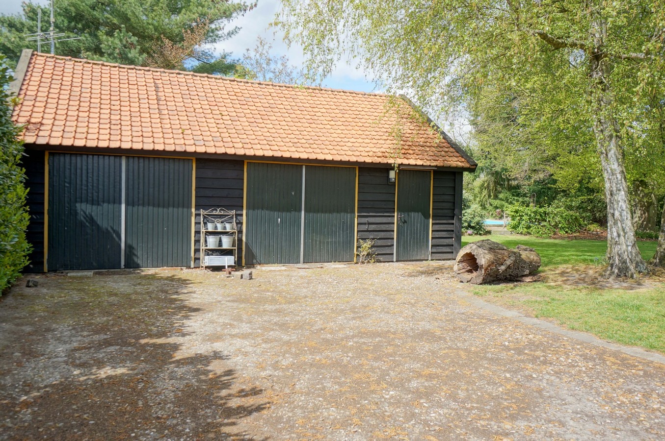 Prachtige langevelhoeve met bijgebouw ca. 1 ha te Achel 