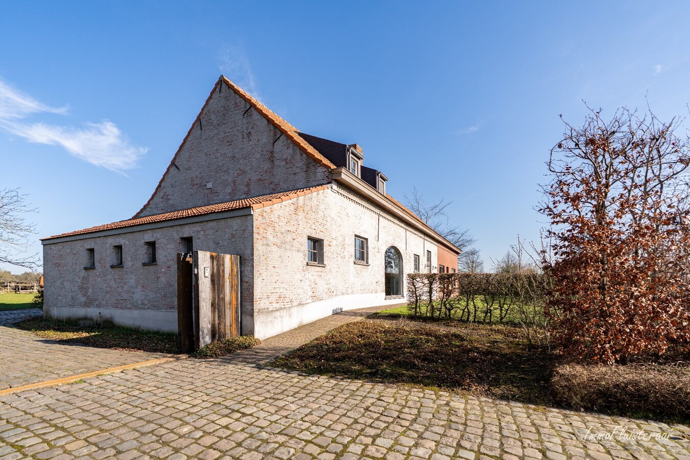 Prachtige langgevelhoeve met aanpalende weide op ca. 1,6 ha te Wortel (Hoogstraten) 