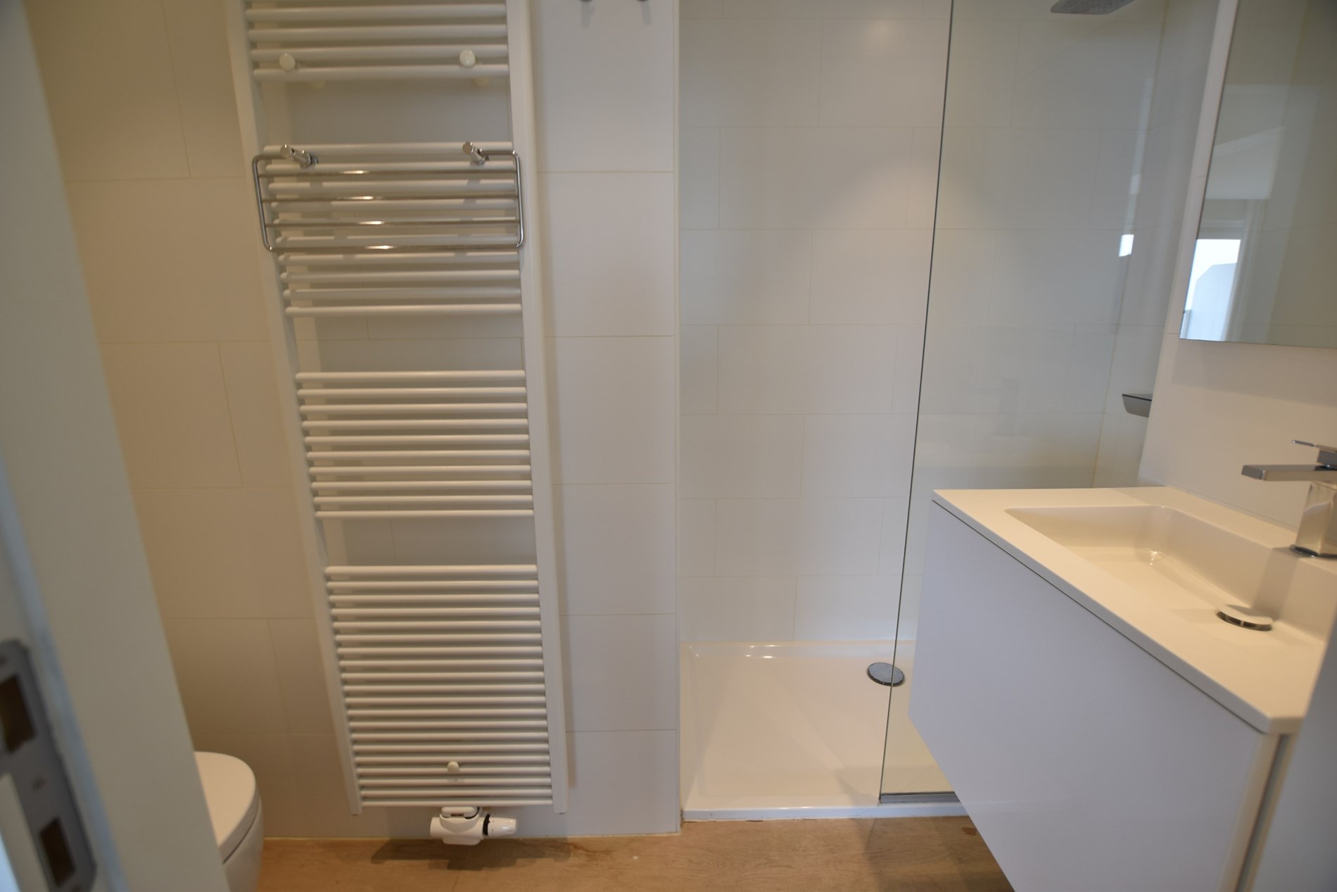Non meubl&#233; - Appartement unique avec vue lat&#233;rale sur la mer, situ&#233; au centre de la place de la Tour de Lumi&#232;re. 