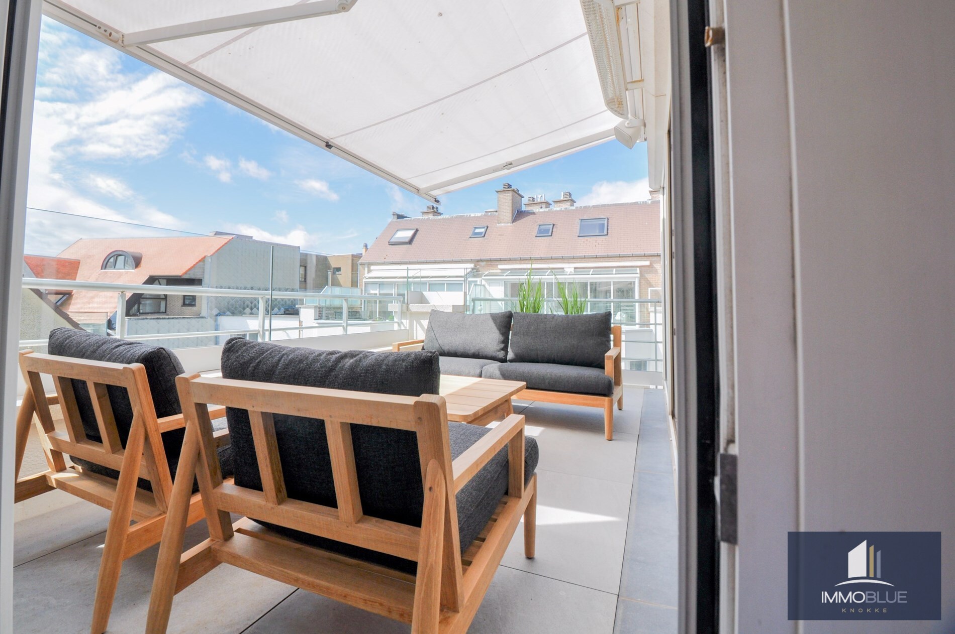 Appartement lumineux avec vue lat&#233;rale sur la mer, fini avec des mat&#233;riaux de qualit&#233; et avec une terrasse spacieuse orient&#233;e sud-ouest, situ&#233; entre la place Albert et la place du Triagle. 