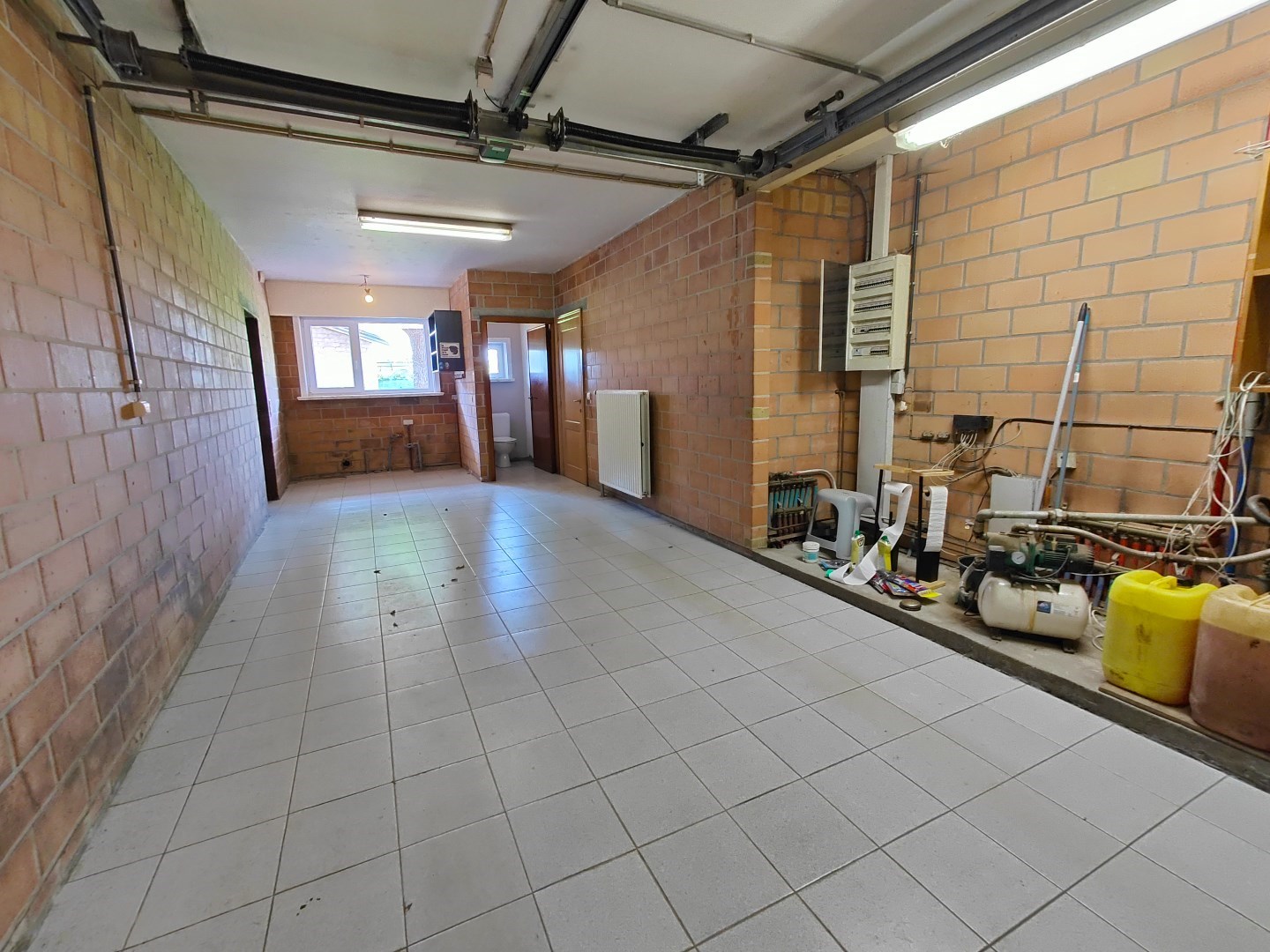 Ruime villa met loods op 1.689 m&#178; – zuidgerichte tuin en tal van mogelijkheden 