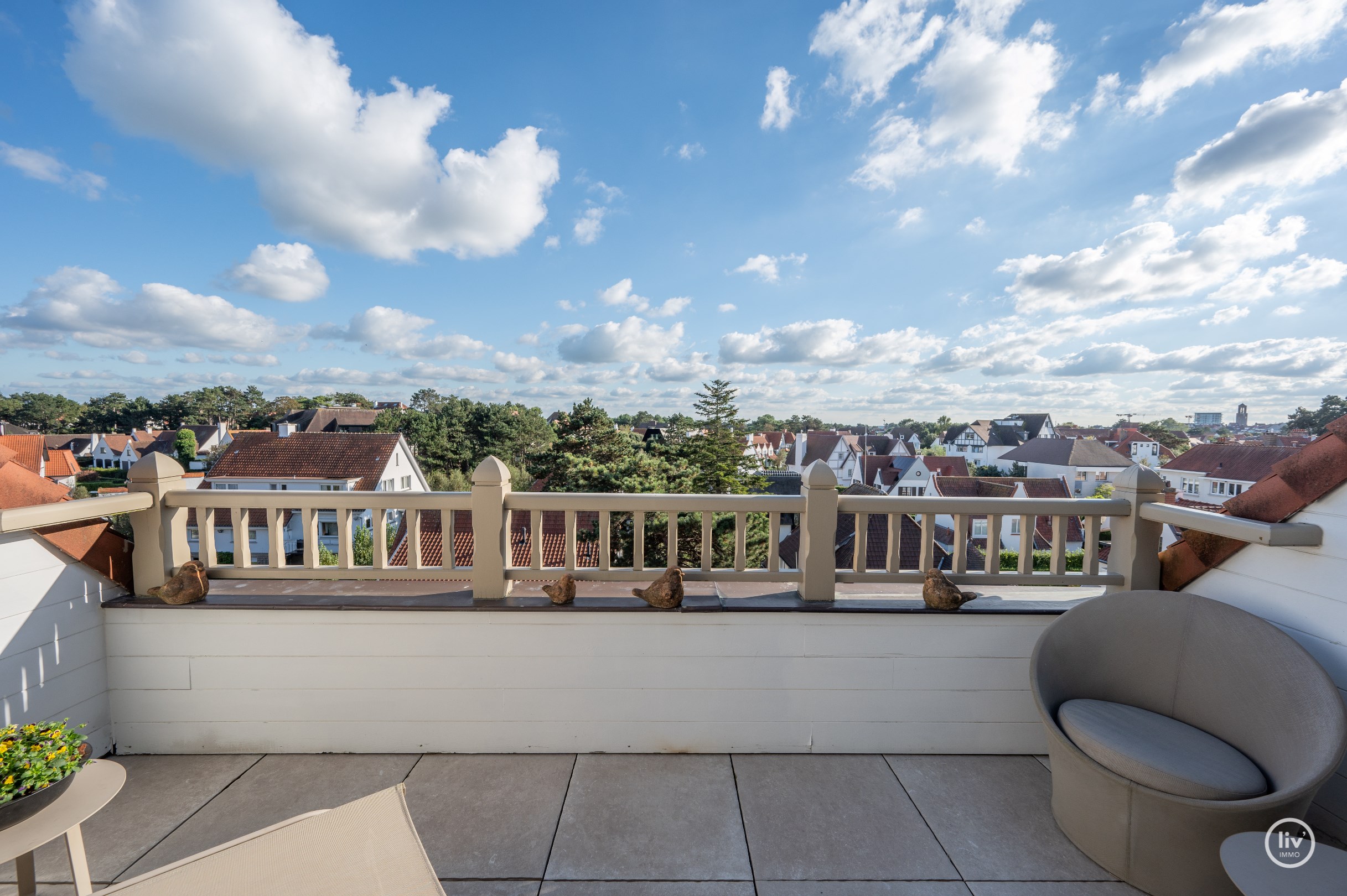 Appartement exceptionnel avec une magnifique terrasse ensoleill&#233;e et une vue panoramique sur les villas du Zoute, situ&#233; entre le centre de Knokke. 