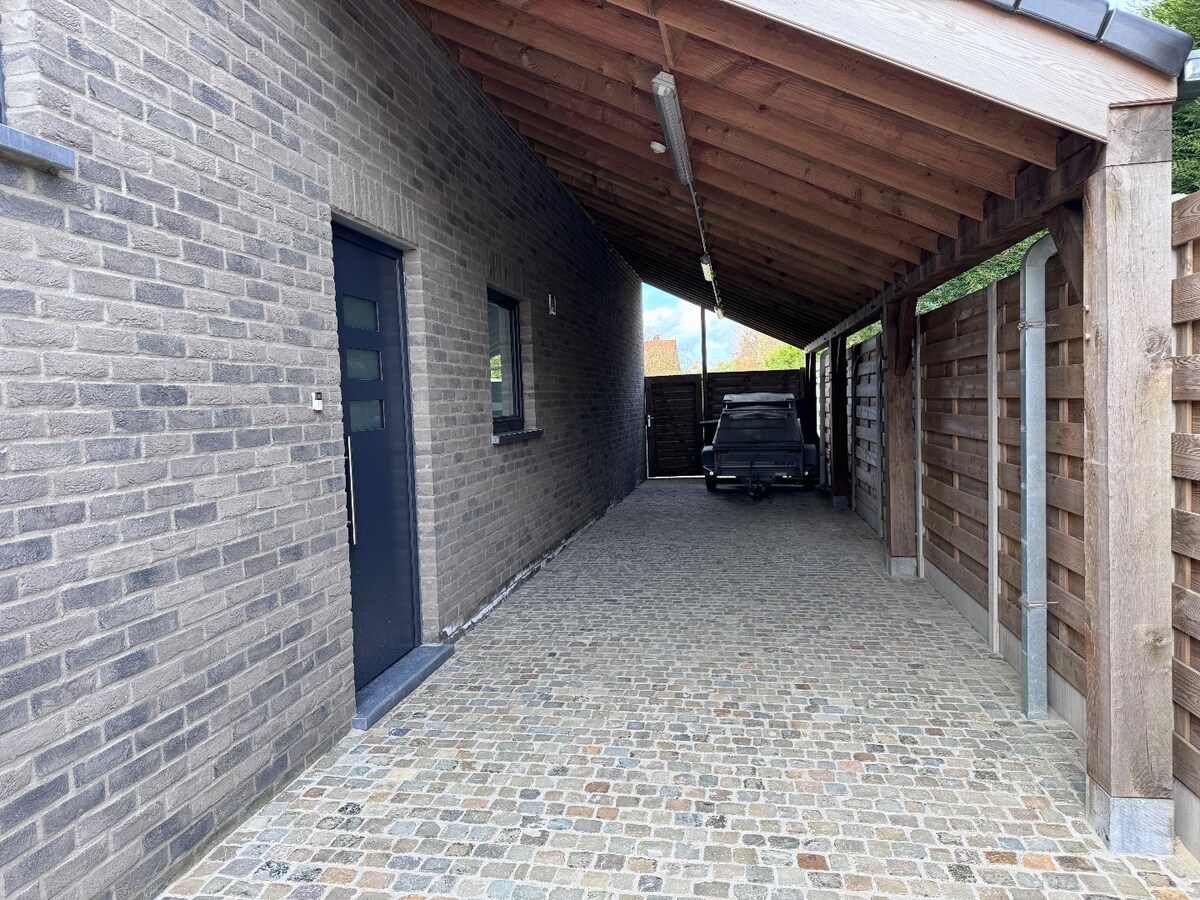 Nieuwbouwwoning met 4 slaapkamers en garage te Eernegem 