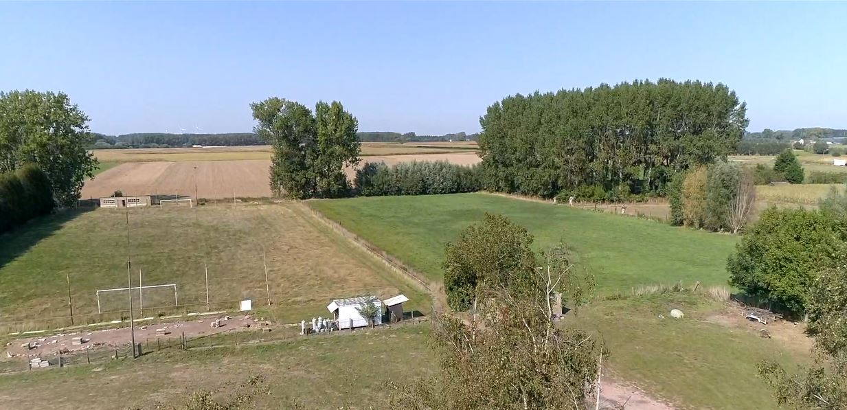 Striking property to renovate on approximately 3ha with outbuildings, football fields, meadows, pond and construction land for sale (Bavegem). 