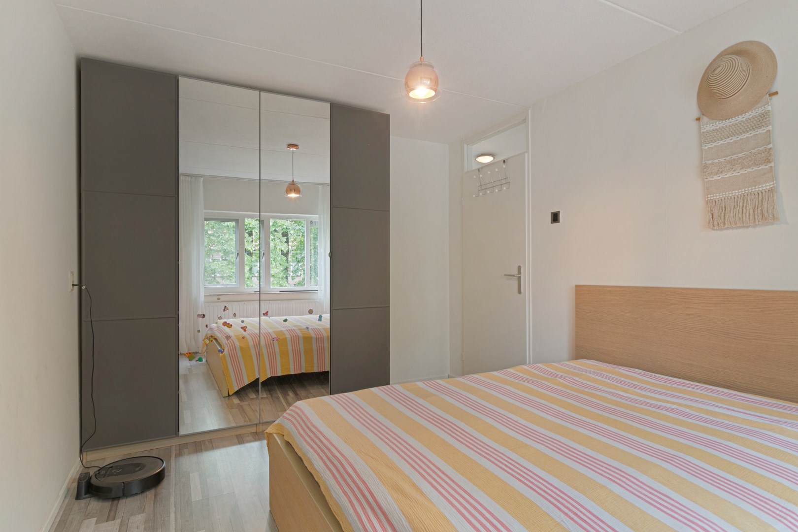 Keurige 5-kamer tussenwoning met fraaie keuken en badkamer, ruime achtertuin en gelegen op eigen grond! 