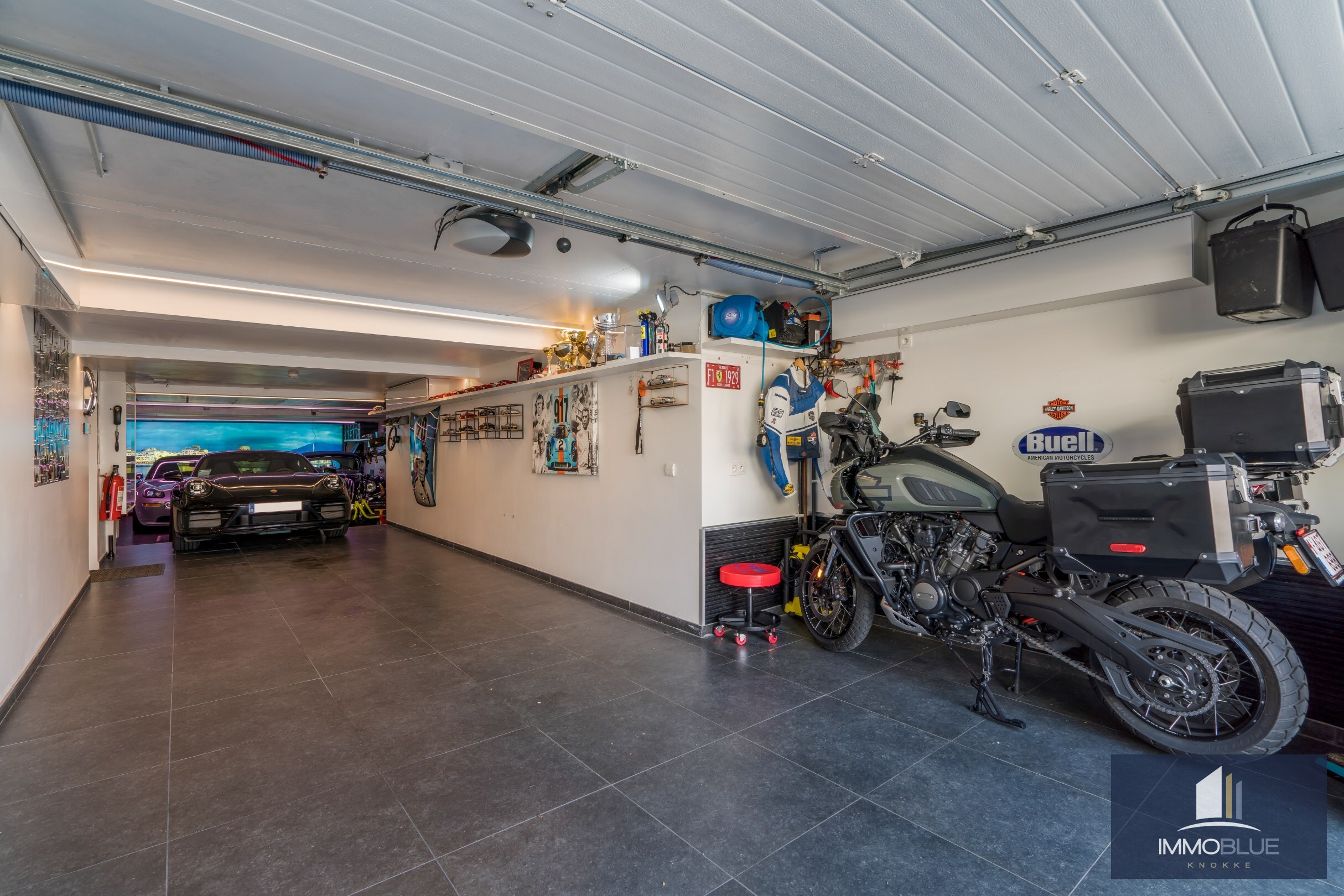 Exceptionnelle villa jumel&#233;e avec un garage tr&#232;s spacieux, situ&#233;e &#224; moins de 100 pas de la mer. 