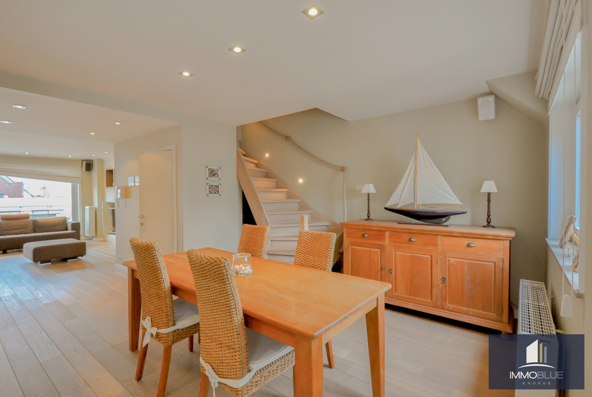 Appartement duplex avec terrasses ensoleill&#233;es, situ&#233; &#224; deux pas de la mer et de la place Rubens. 