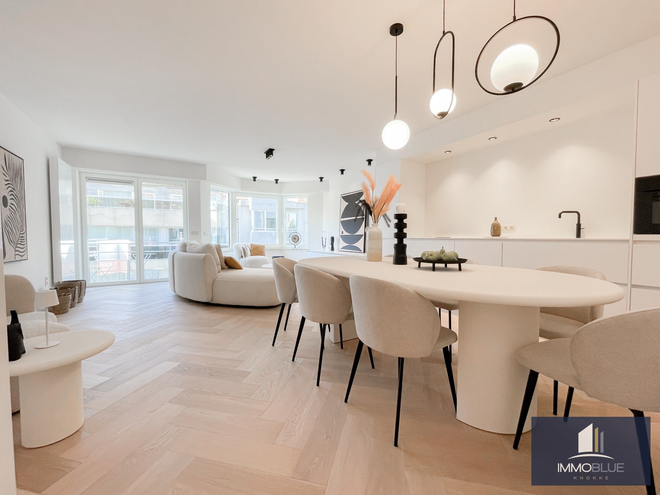 Volledig gerenoveerd lichtrijk appartement met een mooi zijdelings zeezicht, gelegen nabij het Driehoeksplein. 