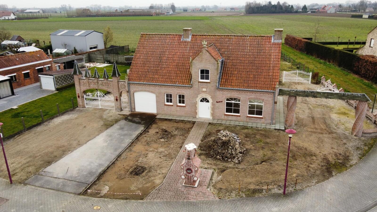 Alleenstaande woning met 3 slaapkamers en garage 