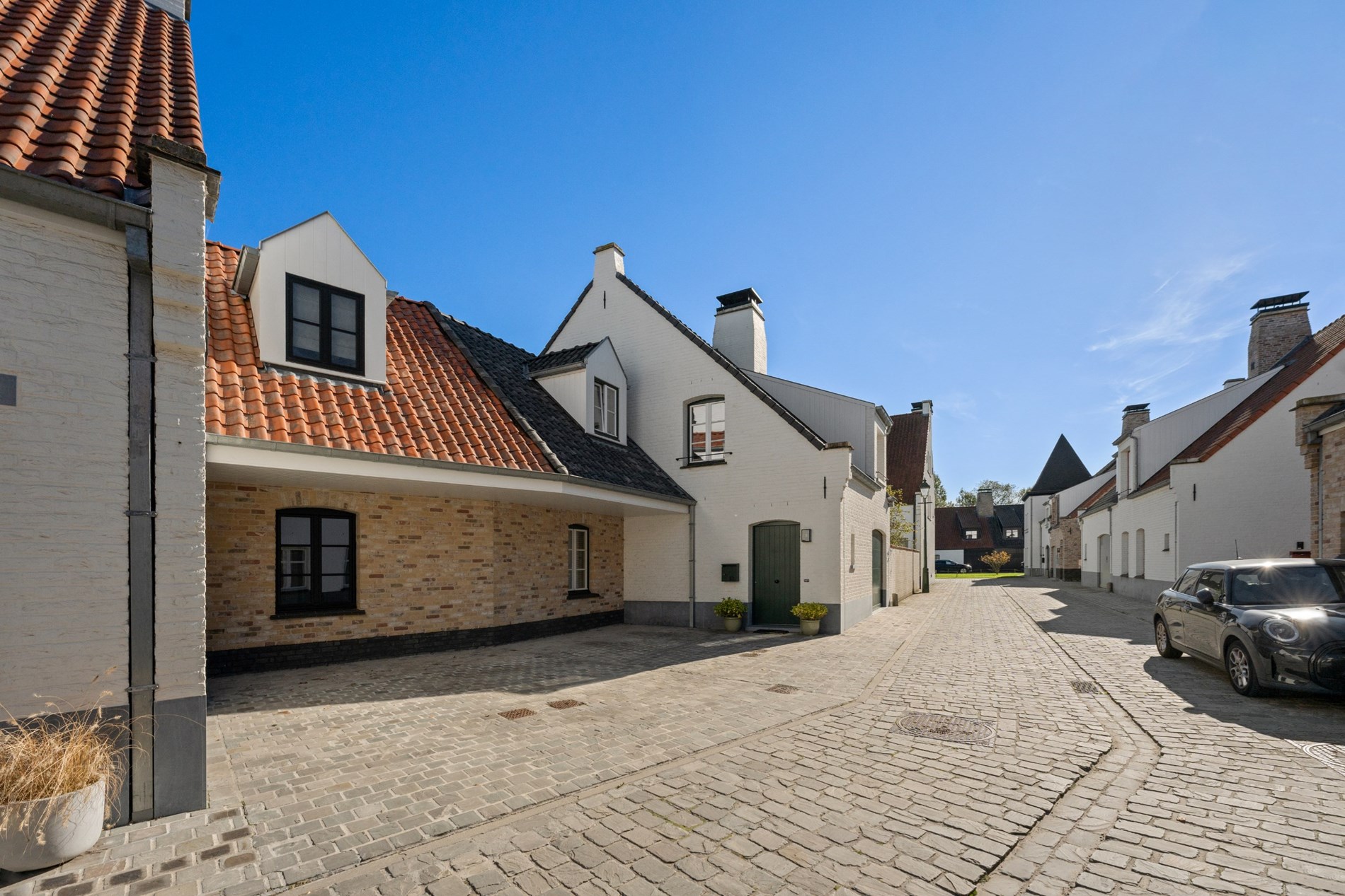 Magnifique maison pr&#234;te &#224; emm&#233;nager &#224; louer avec 3 chambres &#224; coucher compl&#232;tes, un garage et un jardin confortable situ&#233; au cœur de RAMSKAPELLE. 