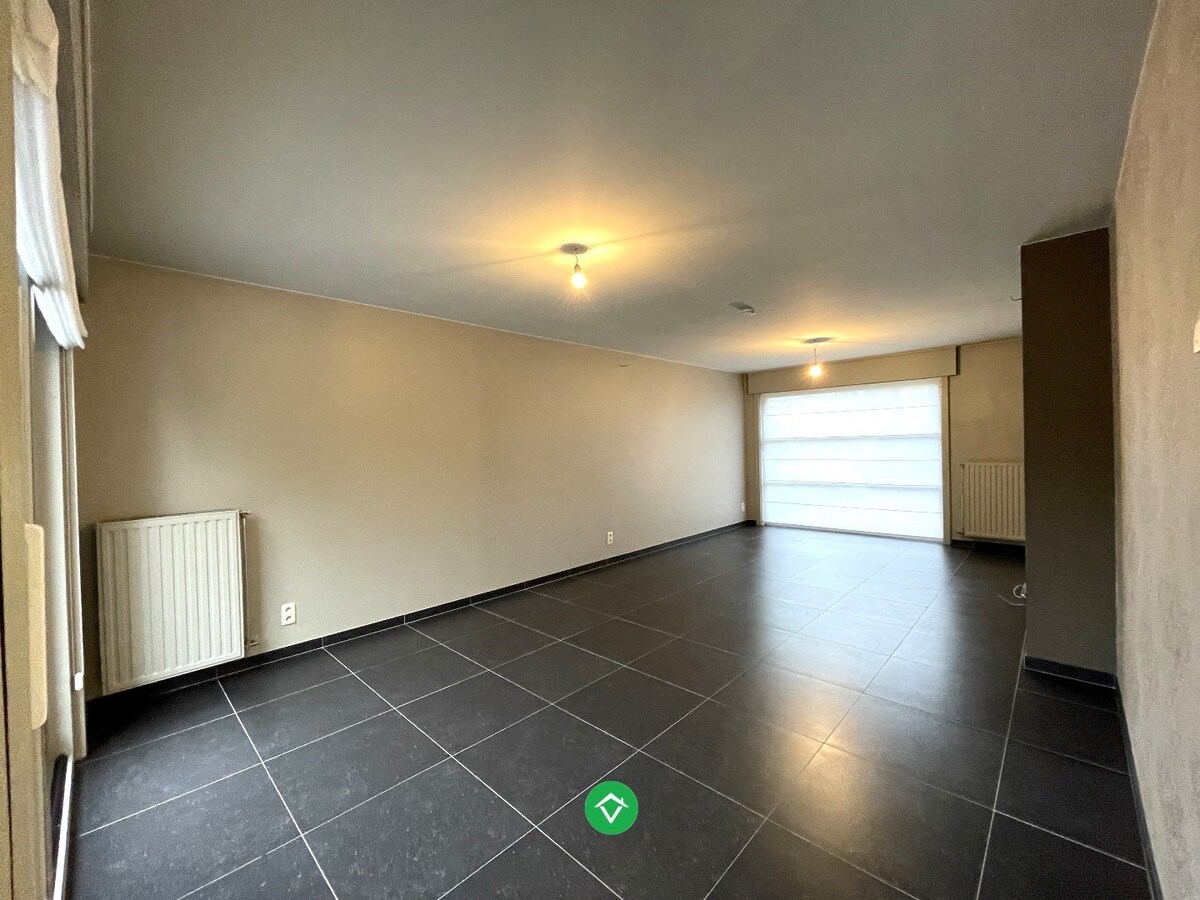 Centraal gelegen woning met 3 slaapkamers, garage en tuin te centrum Roeselare! 