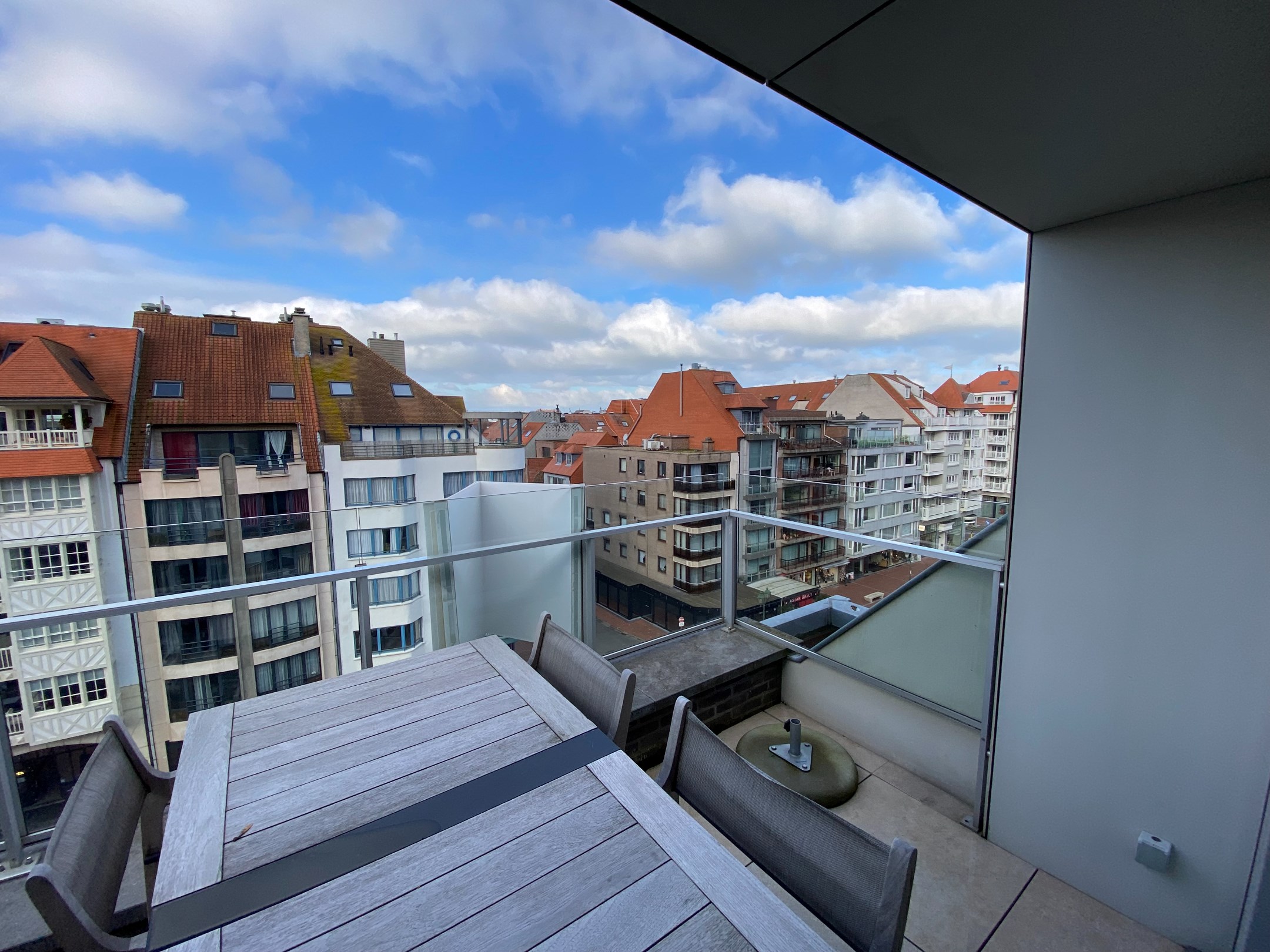 Meubl&#233; - Appartement en duplex avec 3 chambres &#224; coucher compl&#232;tes et deux grandes terrasses orient&#233;es vers le soleil avec des vues d&#233;gag&#233;es, situ&#233; du c&#244;t&#233; ensoleill&#233; de l&#39;avenue Lippens. 