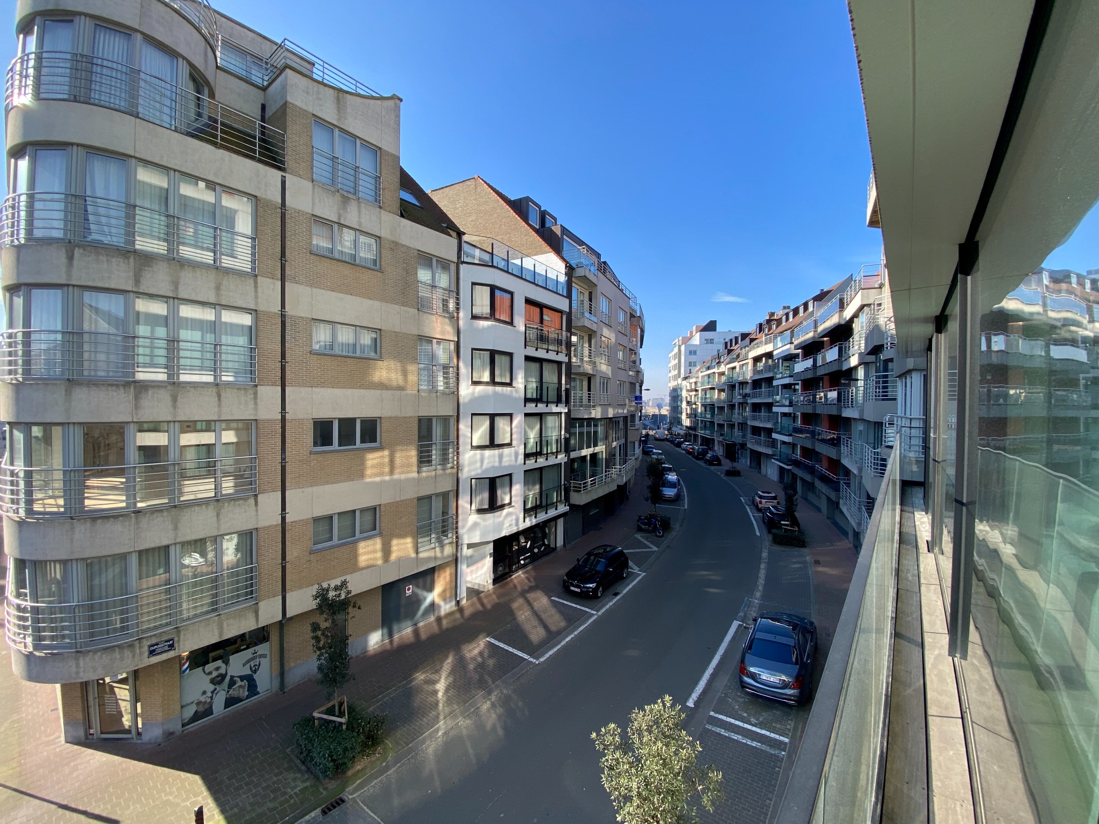 MEUBL&#201; - Appartement spacieux et lumineux avec 3 chambres situ&#233; sur l&#39;avenue Paul Parmentier &#224; Knokke, VUE PARTIELLE SUR LA MER. 