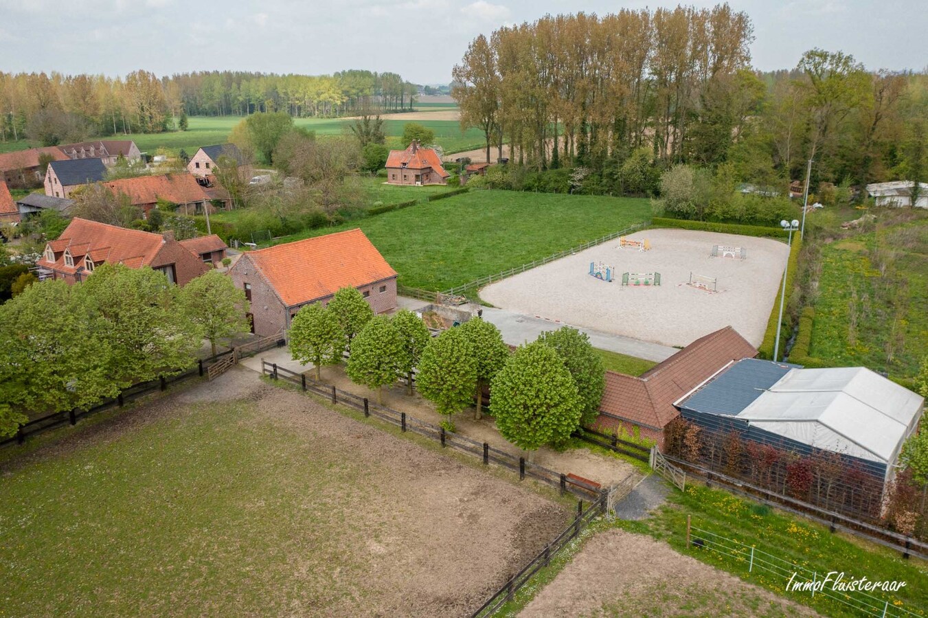 Belle villa avec des installations &#233;questres sur environ 7,4 hectares &#224; Willaupuis (Leuze-en-Hainaut ; Hainaut) 