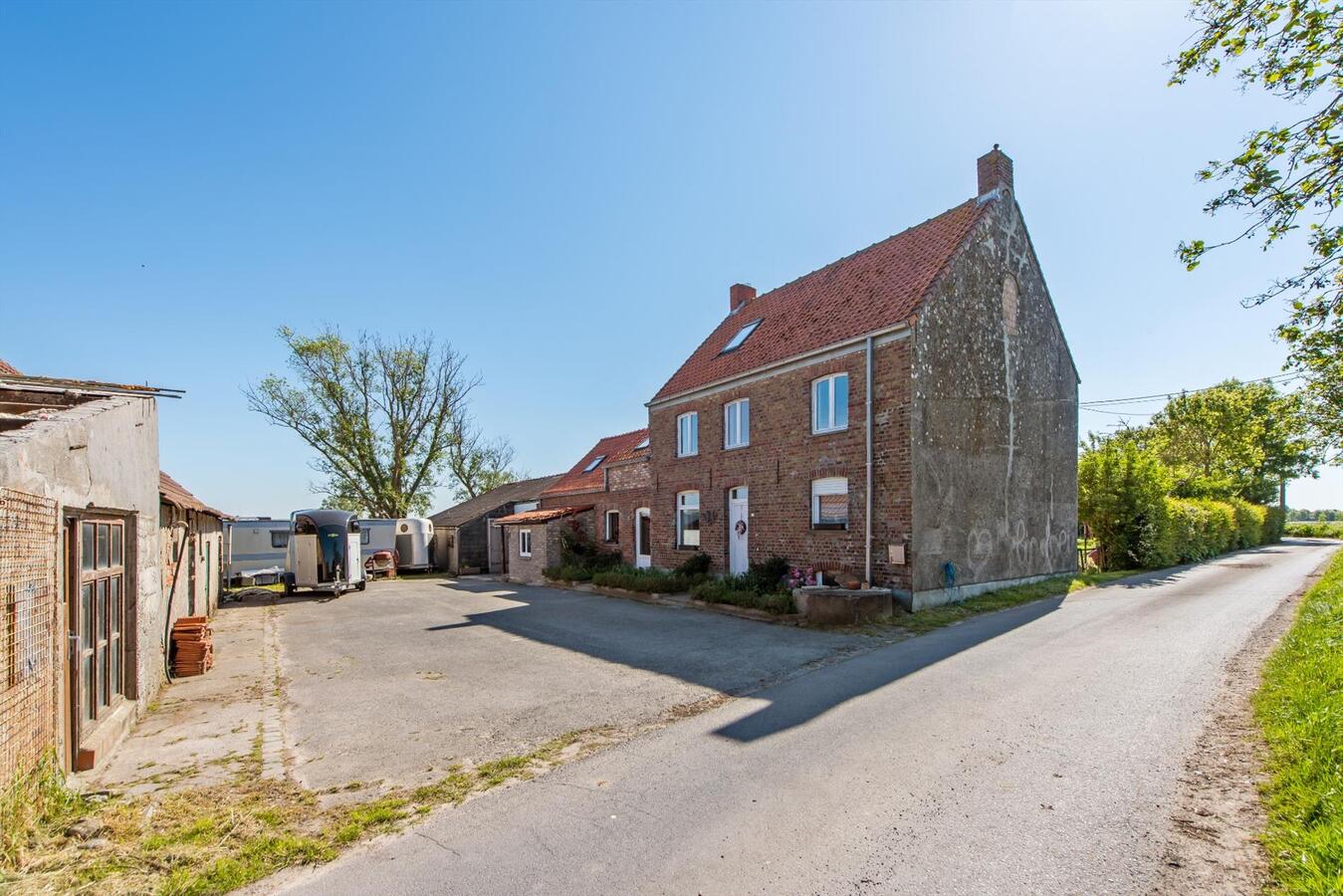 Alleenstaand landhuis met stallen op 2,2 HA te Eernegem 