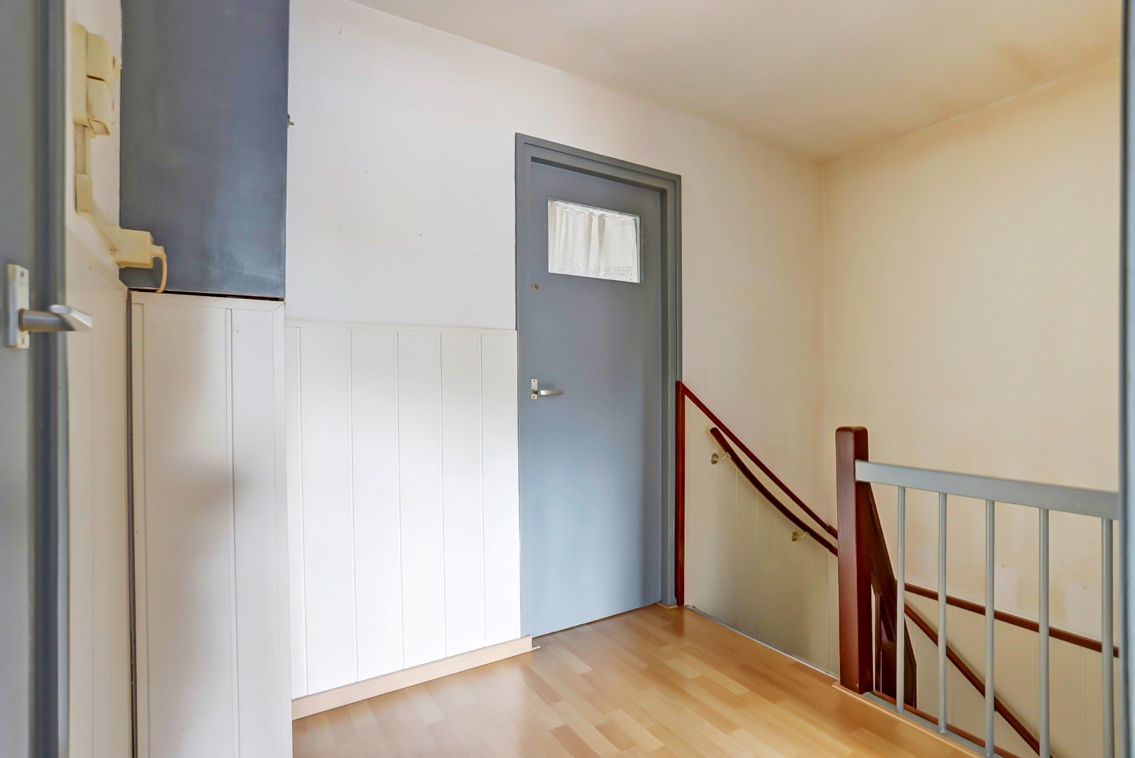 Leuke starters hoekwoning op 206 m&#178; eigen grond met 4- (voorheen 5) kamers, kunststof kozijnen en zonnige brede tuin! 