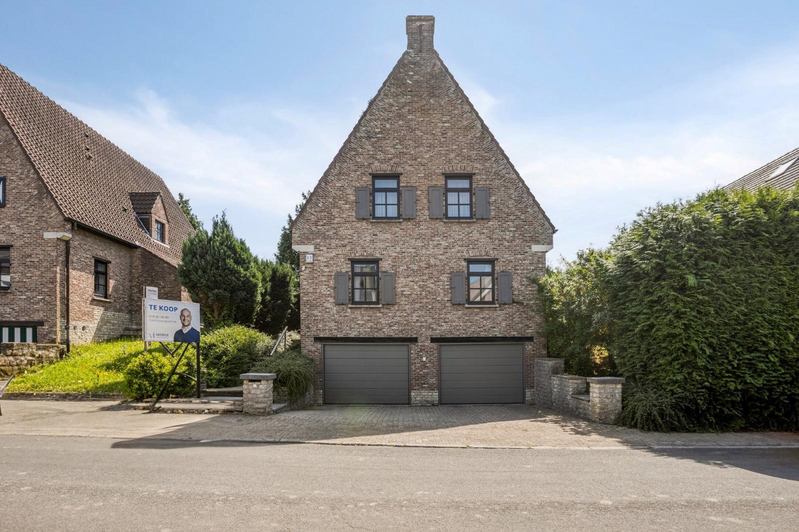 Rustig gelegen open bebouwing met 5 slaapkamers, 3 badkamers, dubbele garage en zonnige tuin in Tervuren – EPC 201 kWh/m&#178; – bewoonbare oppervlakte 339 m&#178; 