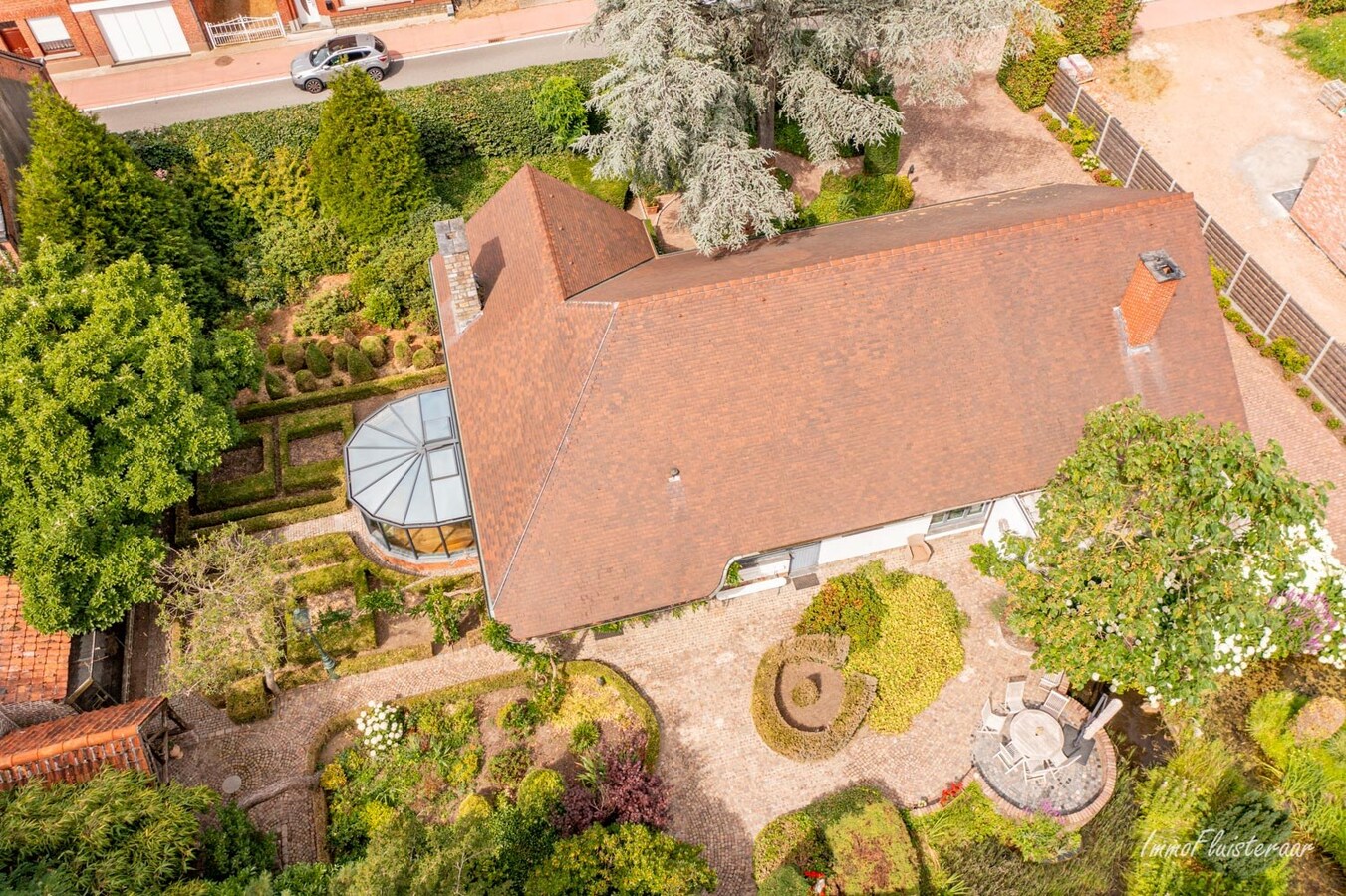 Ruime laagbouwwoning met magazijn, sierserre, aanhorigheden en stallen op ca. 75a te Messelbroek (Scherpenheuvel-Zichem; Vlaams-Brabant) 