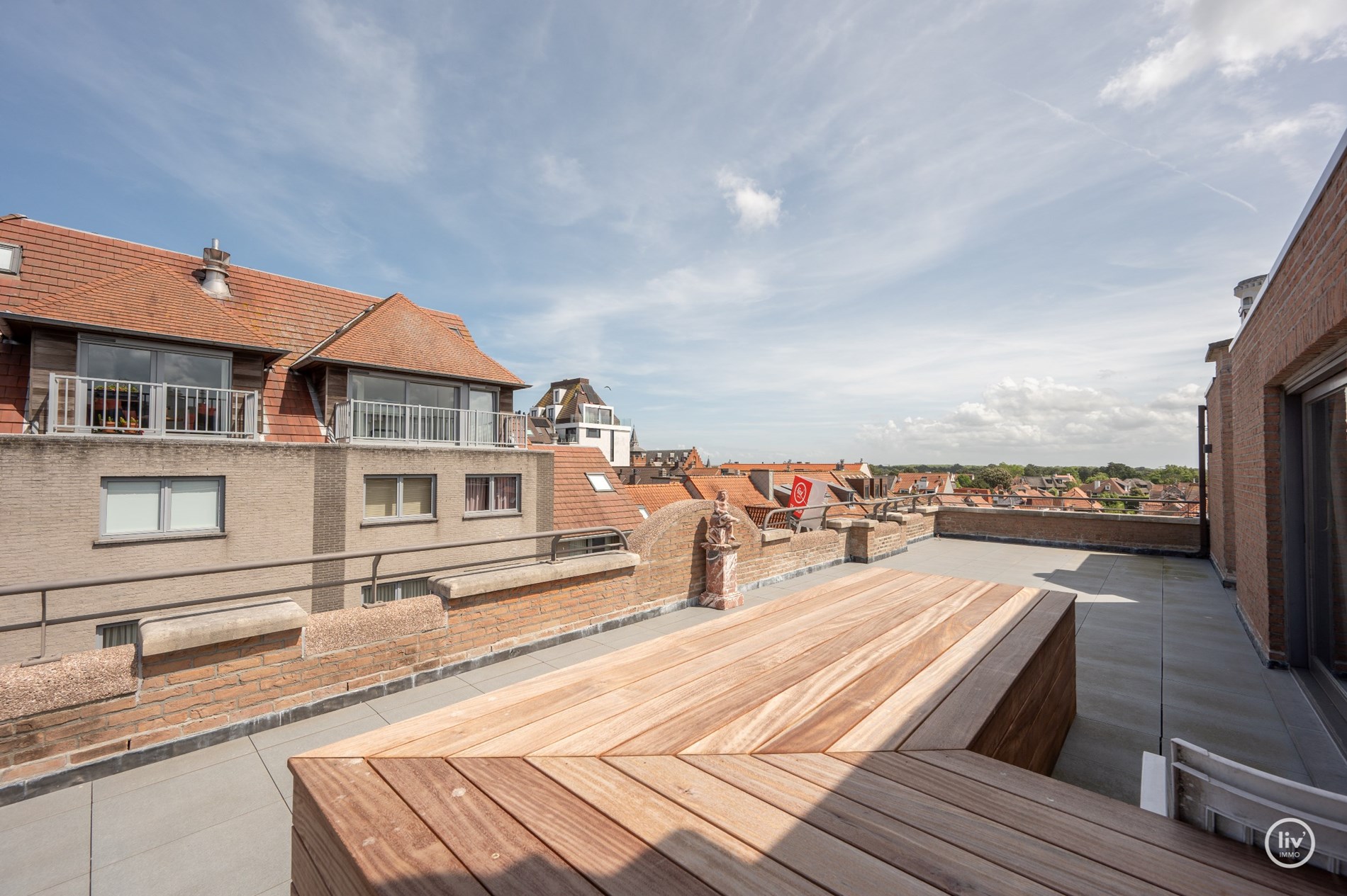 “Unieke Penthouse (1992) te koop op een toplocatie in Knokke –3 -kamerappartement met uitzonderlijke zonneterrassen van meer dan +/- 200m2 . 
