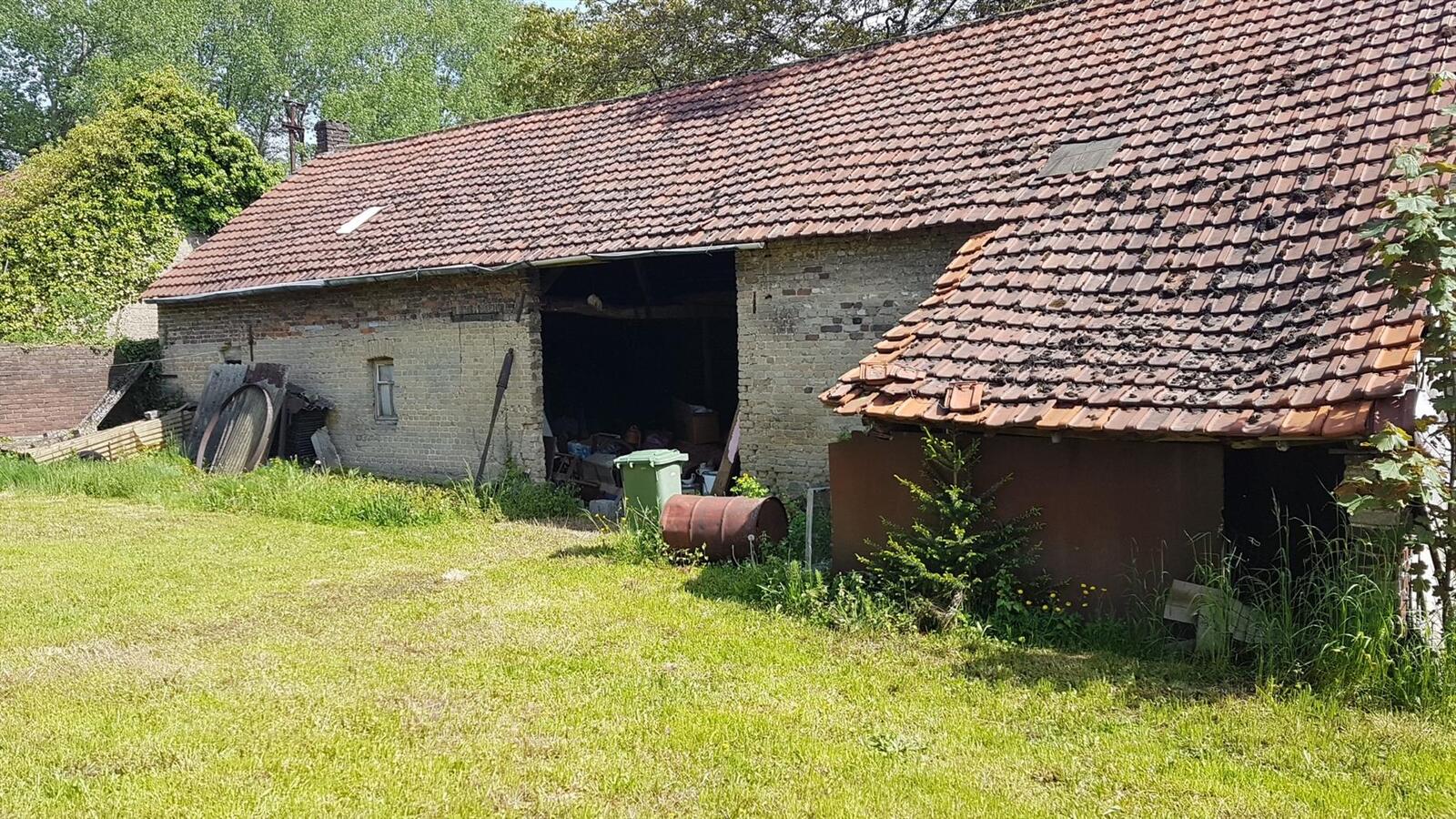 Gezellige te renoveren woning met stallingen op ca.72a te Neeroeteren 