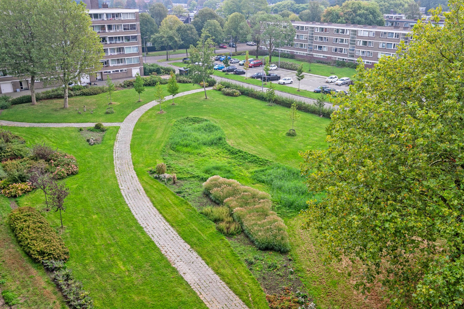 Kopers opgelet! In het Lage Land bieden wij dit ruime 4-kamer appartement gelegen op de 7e verdieping met 3 slaapkamers, 2 balkons, berging in de onderbouw en gelegen op eigen grond te koop aan! 