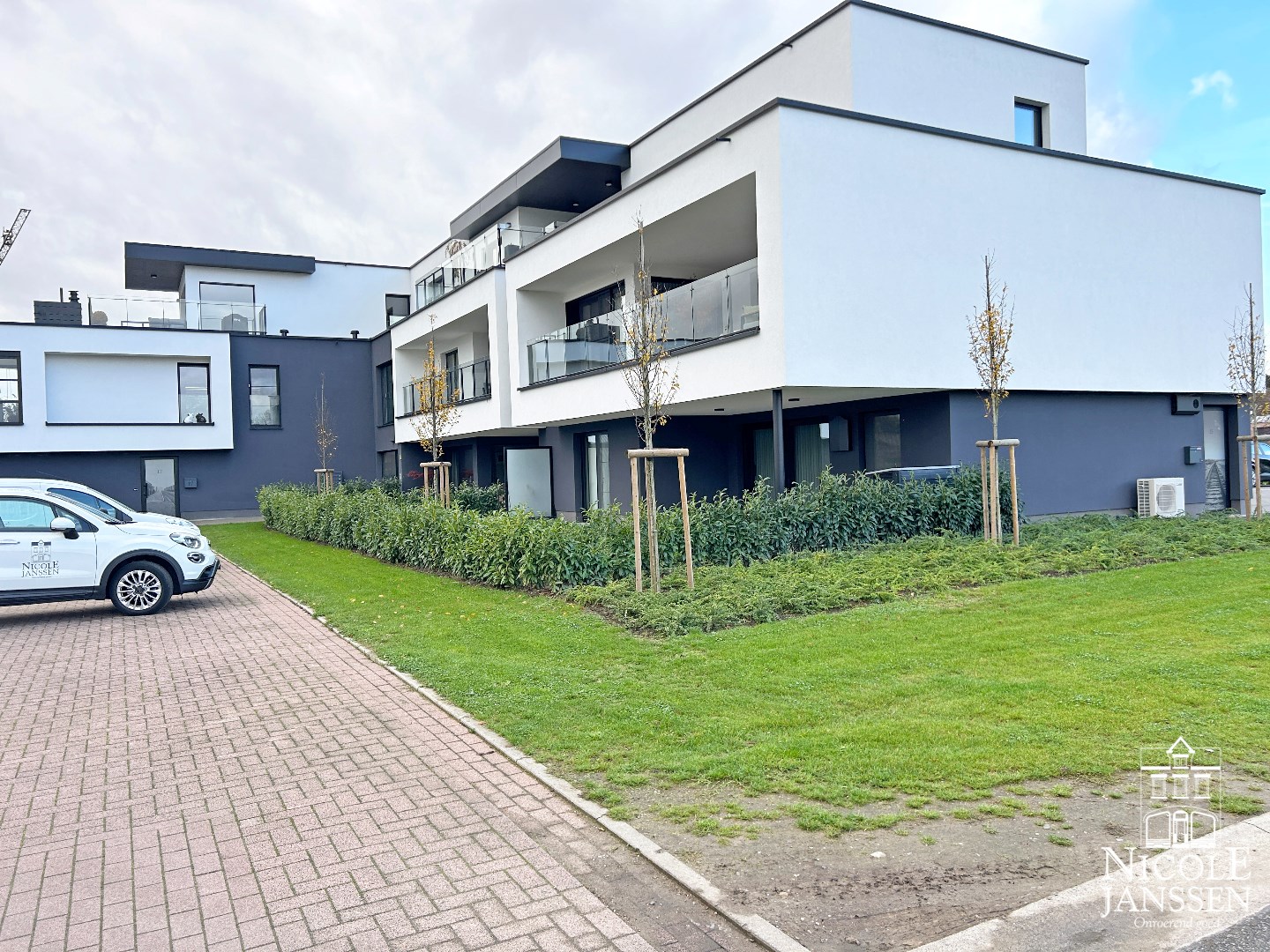 Mooi gelijkvloers nieuwbouwappartement met terras, ondergrondse autostaanplaats en kelderberging 