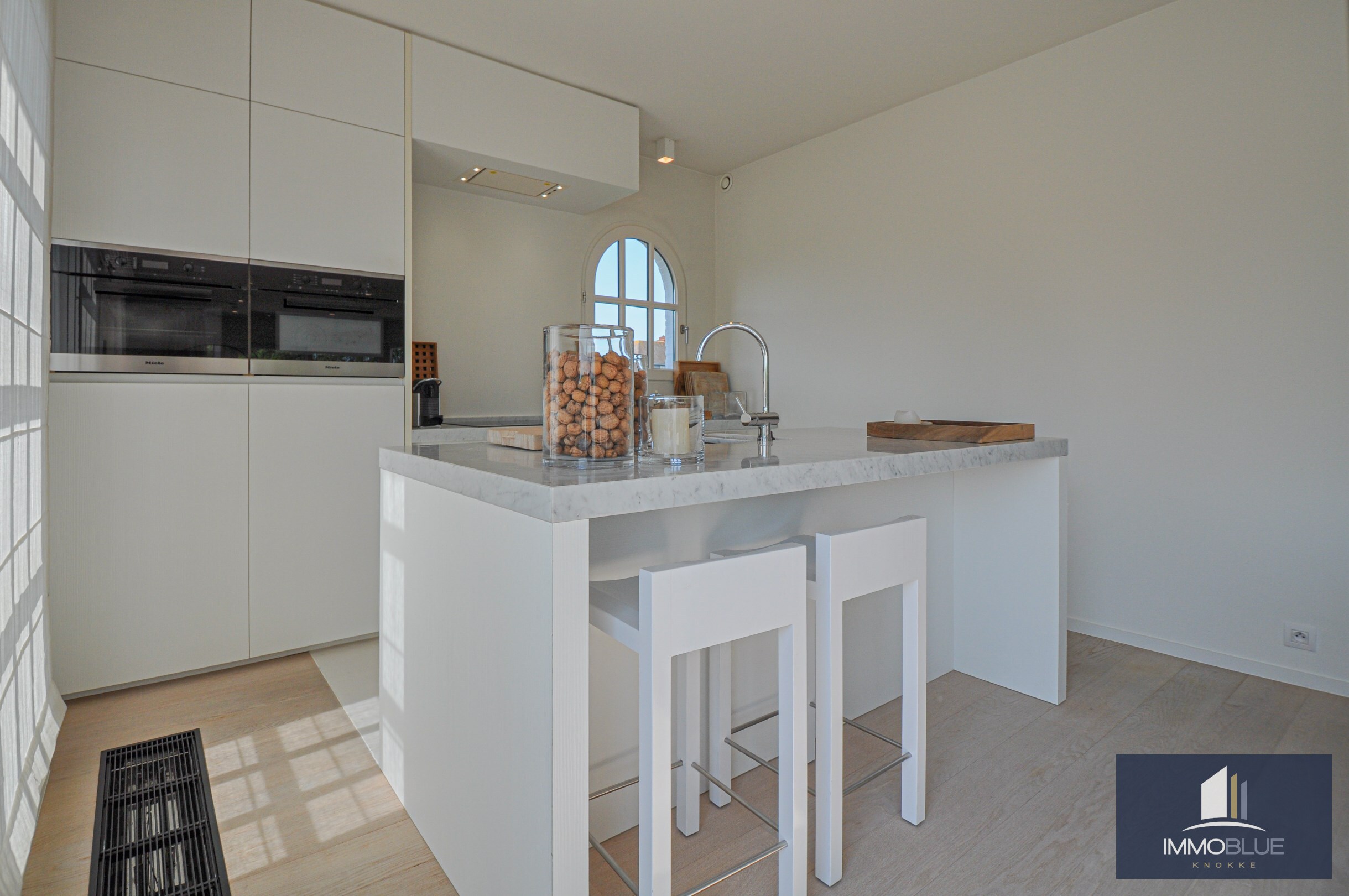 Subliem hoekappartement met ruime terrassen gelegen in het prestigieuze domein Tennis Garden. 