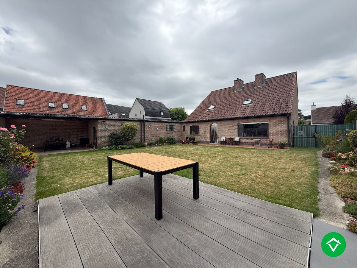 Alleenstaande woning met 5 slaapkamers, tuin en garage/loods te Roeselare 