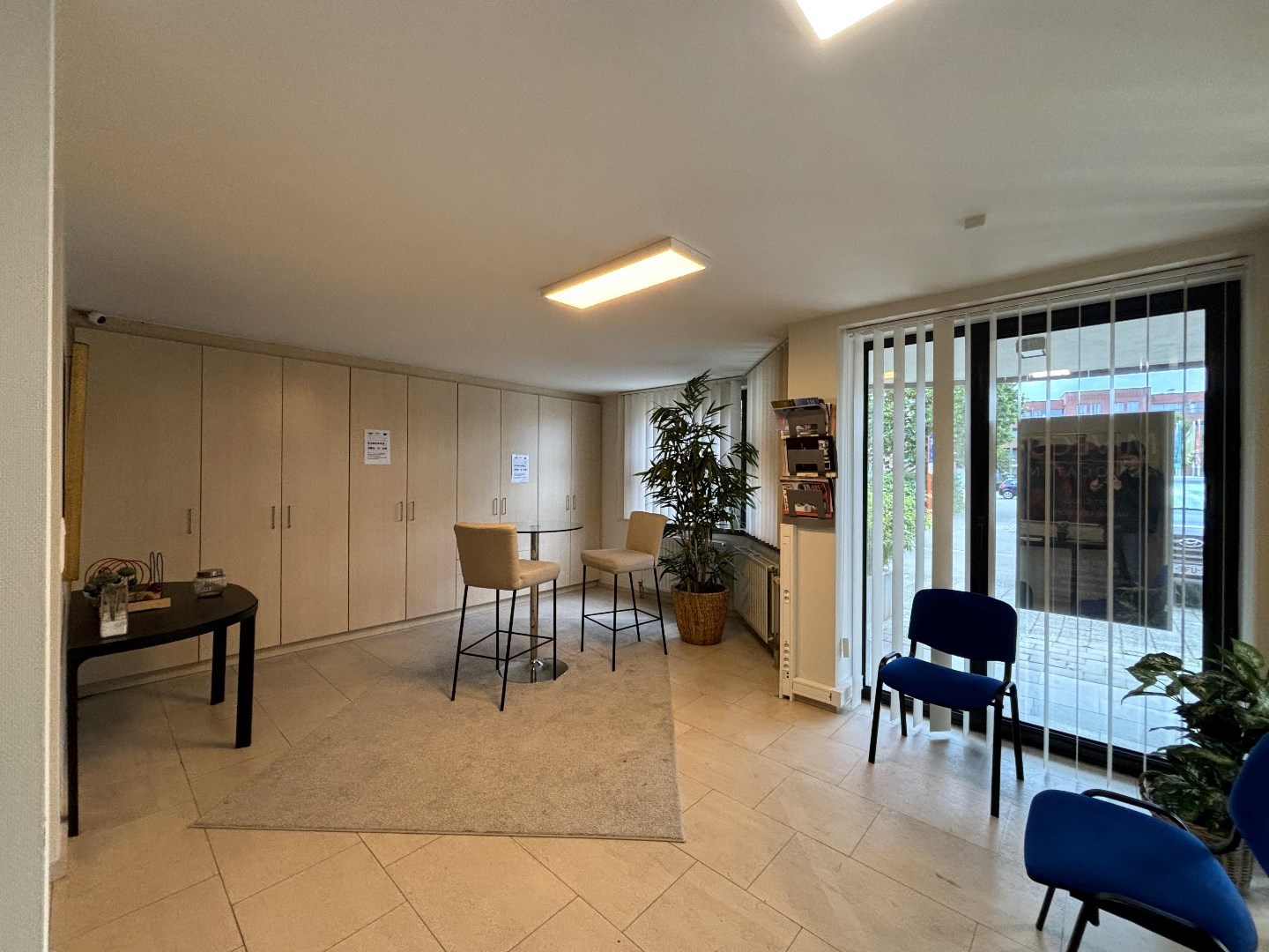 Energiezuinig 1 slpk. appt. met onderliggend praktijk- of kantoorruimte in centrum Lommel 