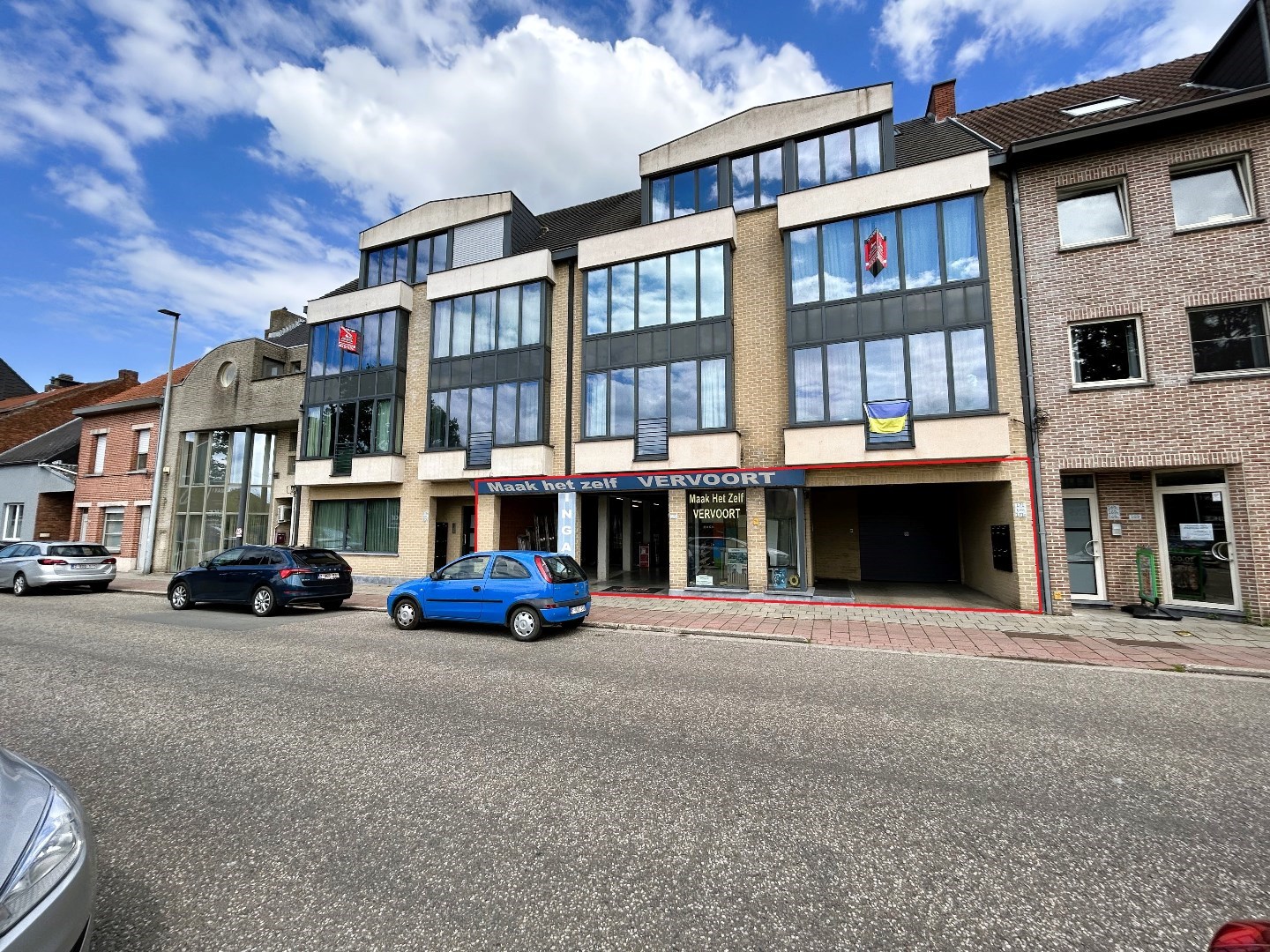 Handelsgelijkvloers op commerci&#235;le ligging in centrum Geel 