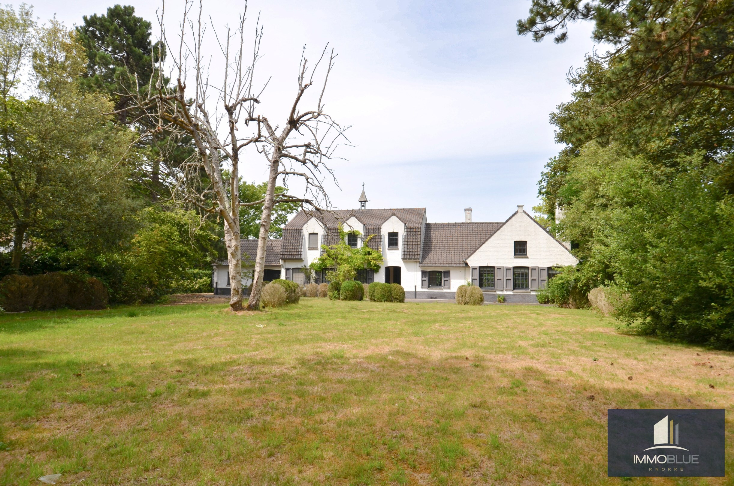 Villa exclusive, situ&#233;e au calme sur un terrain de 1.628 m&#178;, &#224; proximit&#233; du Royal Zoute Tennis Club. 