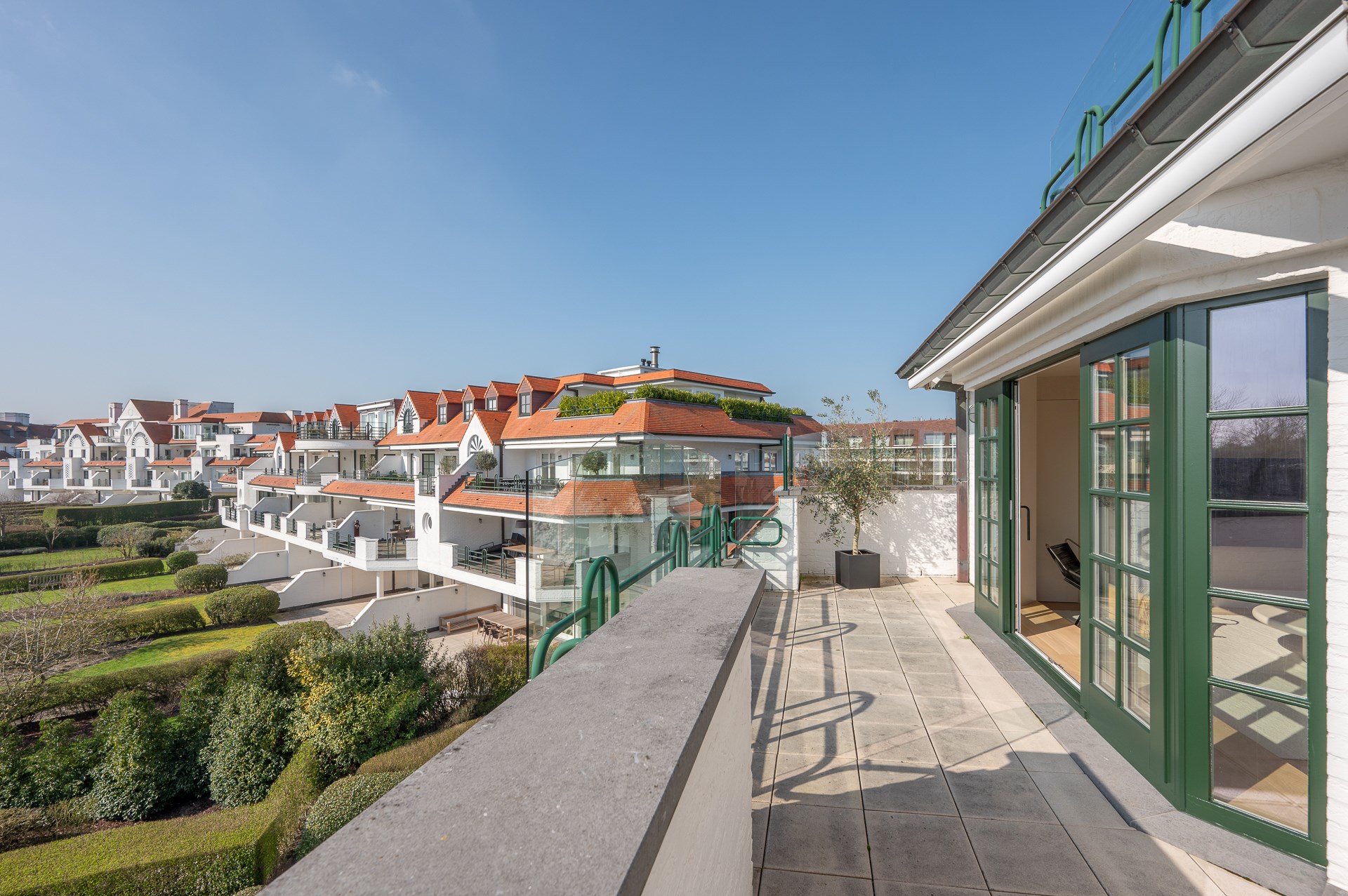 Uitzonderlijk gerenoveerd hoekappartement gelegen in hartje Zoute, in het zeer exclusieve domein &quot;Tennis Gardens&quot; - een priv&#233; park van +/- 5 ha, vlakbij de zee en op wandelafstand van de &quot;Royal Zoute 