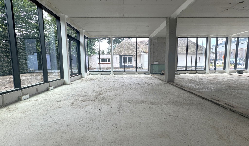 Nieuwbouw kantoorgebouw met appartement te koop in Gent