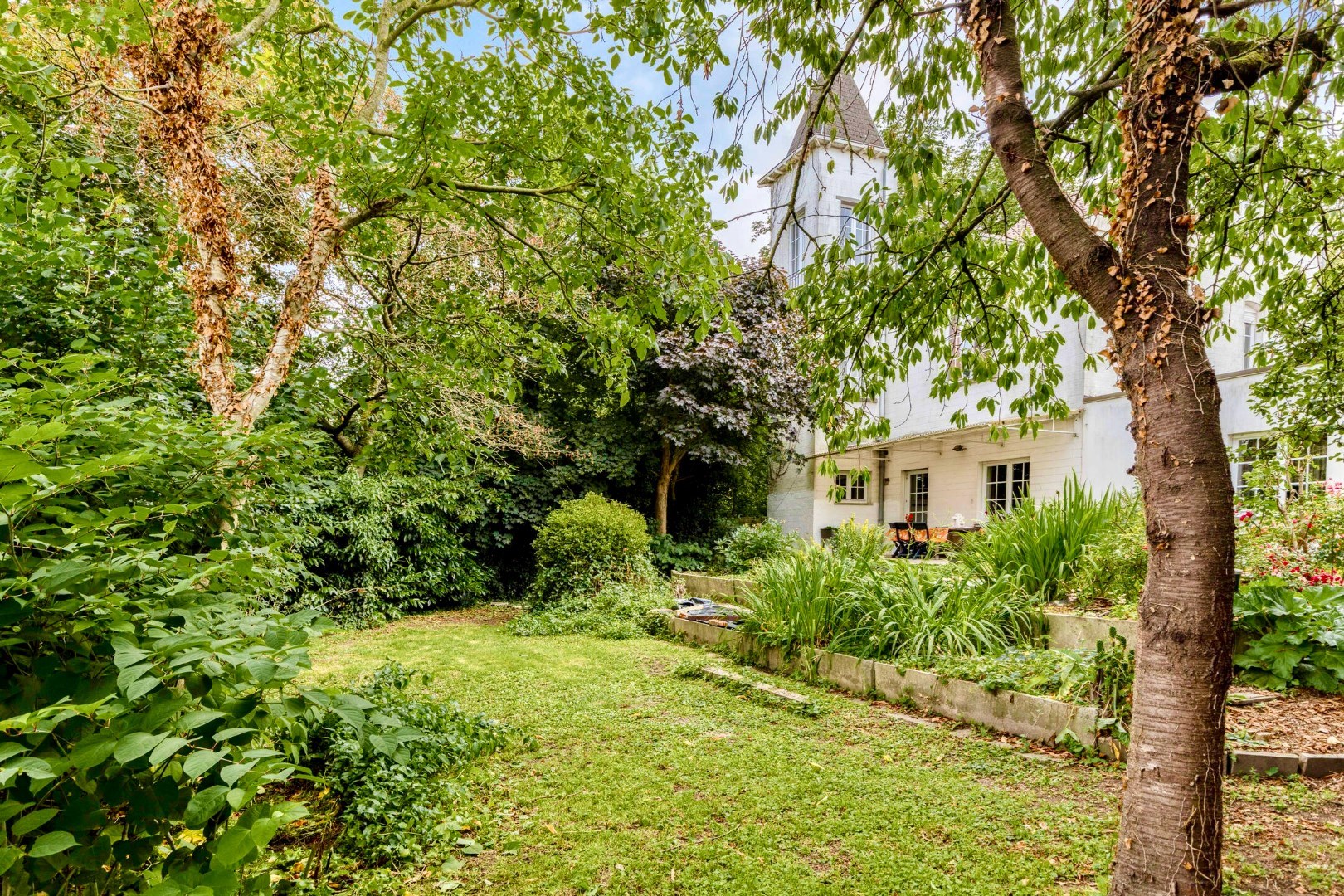Villa met 3 slpk, veranda en prachtige tuin op +- 37a 