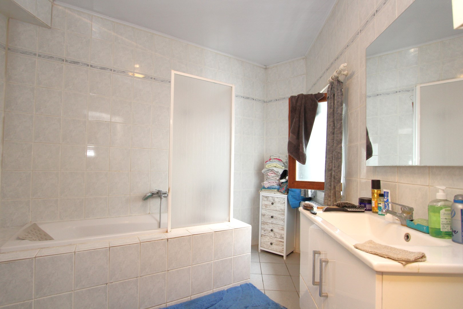 Badkamer met ligbad, enkele lavabo en toilet