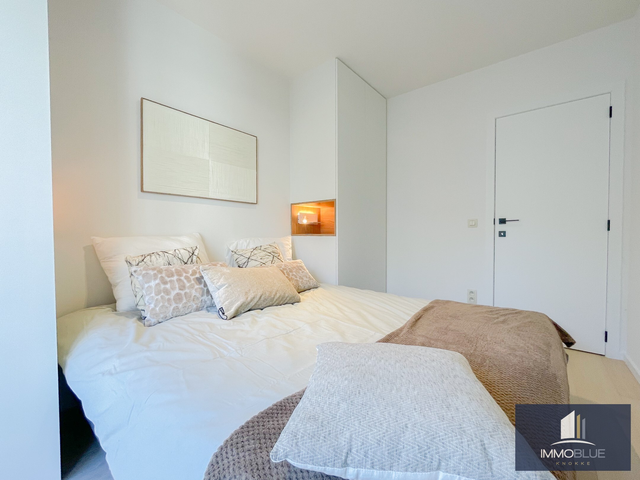 Volledig gerenoveerd lichtrijk appartement met een mooi zijdelings zeezicht, gelegen nabij het Driehoeksplein. 