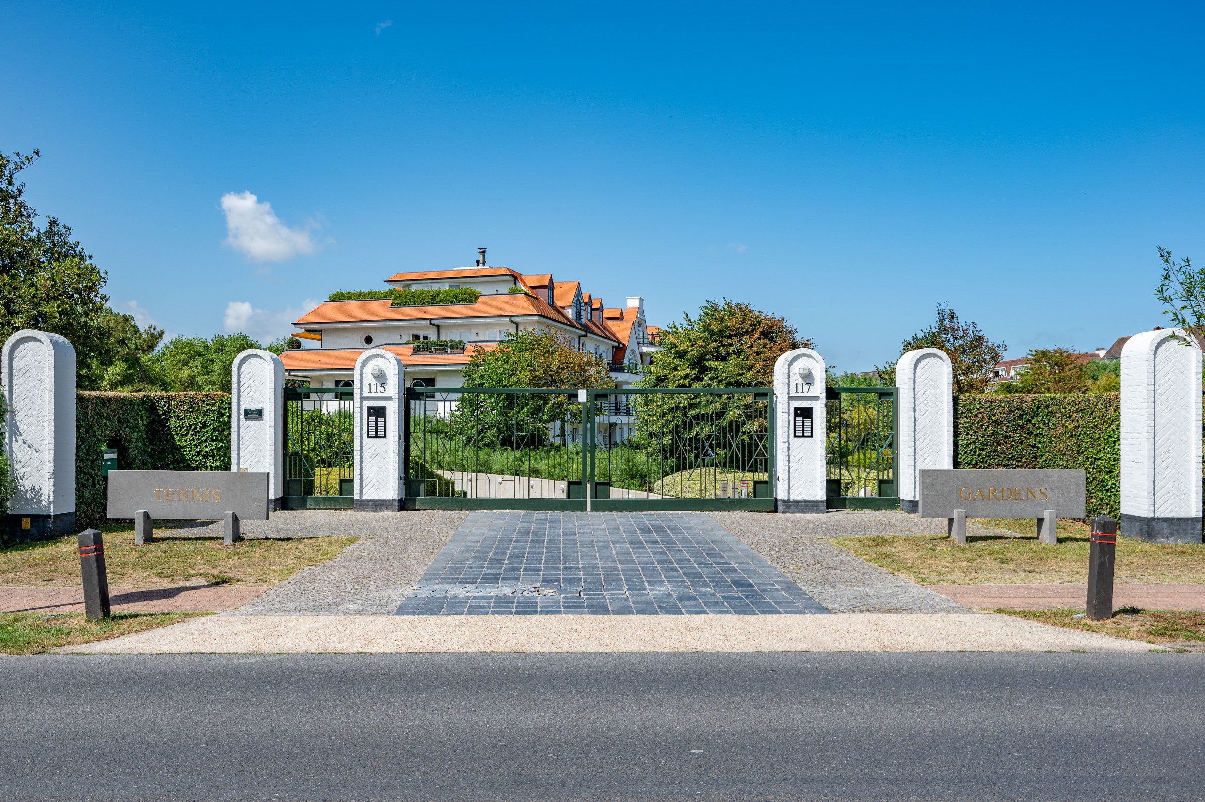 Uitzonderlijk gerenoveerd hoekappartement gelegen in hartje Zoute, in het zeer exclusieve domein &quot;Tennis Gardens&quot; - een priv&#233; park van +/- 5 ha, vlakbij de zee en op wandelafstand van de &quot;Royal Zoute 