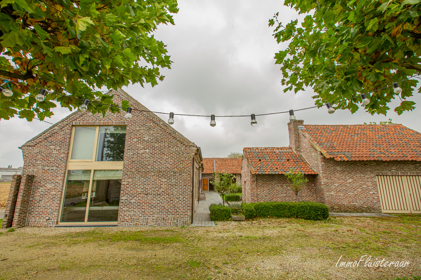 Betoverende, gezellige hoeve met stallen op 7.830 m&#178; te Wieze 