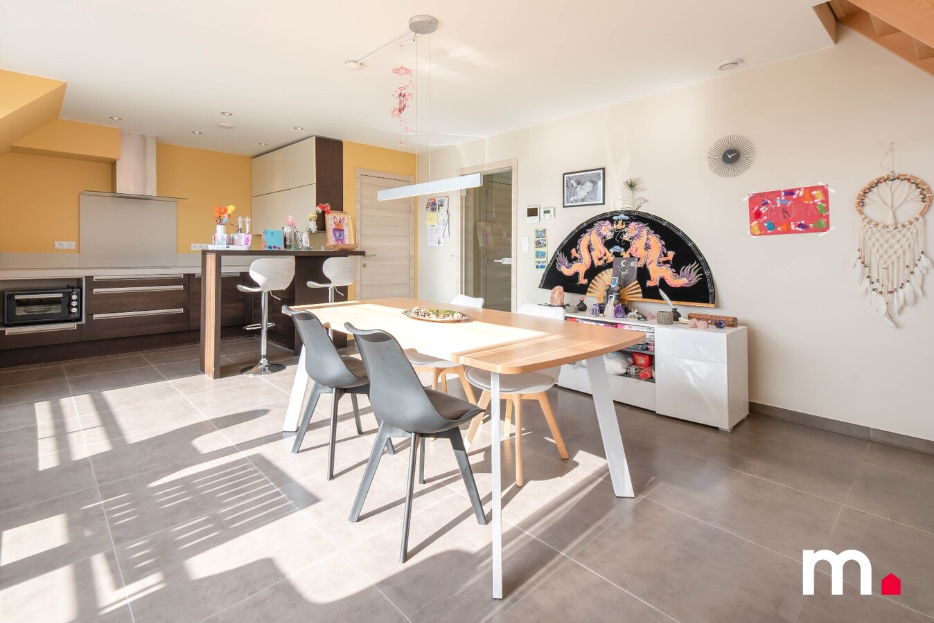 Instapklaar en zeer ruim en lichtrijk duplex-appartement 