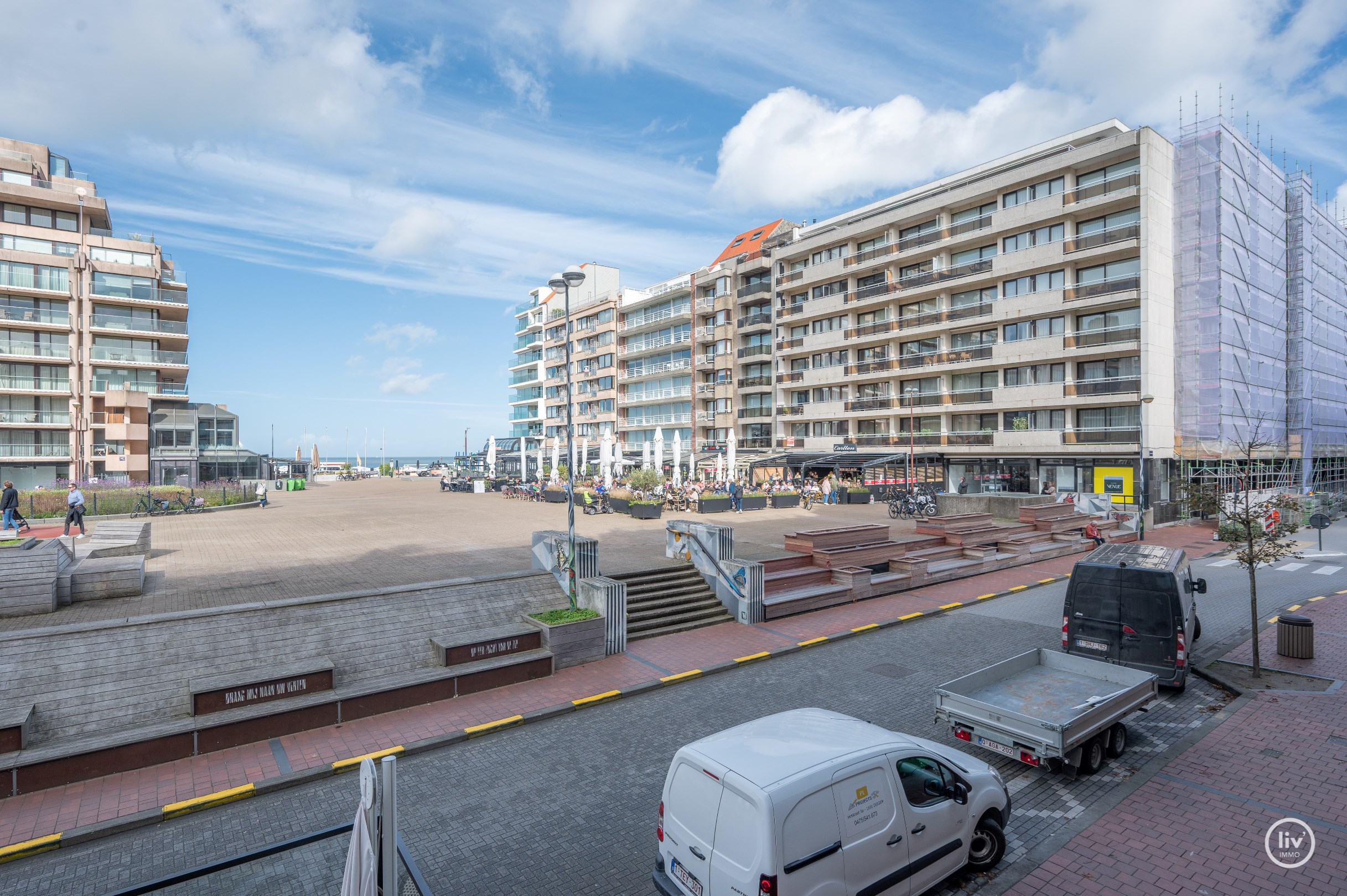 Aangenaam 2 slaapkamerappartement met frontaal ZEEzicht gelegen op het vanbunnenplein te Knokke. 