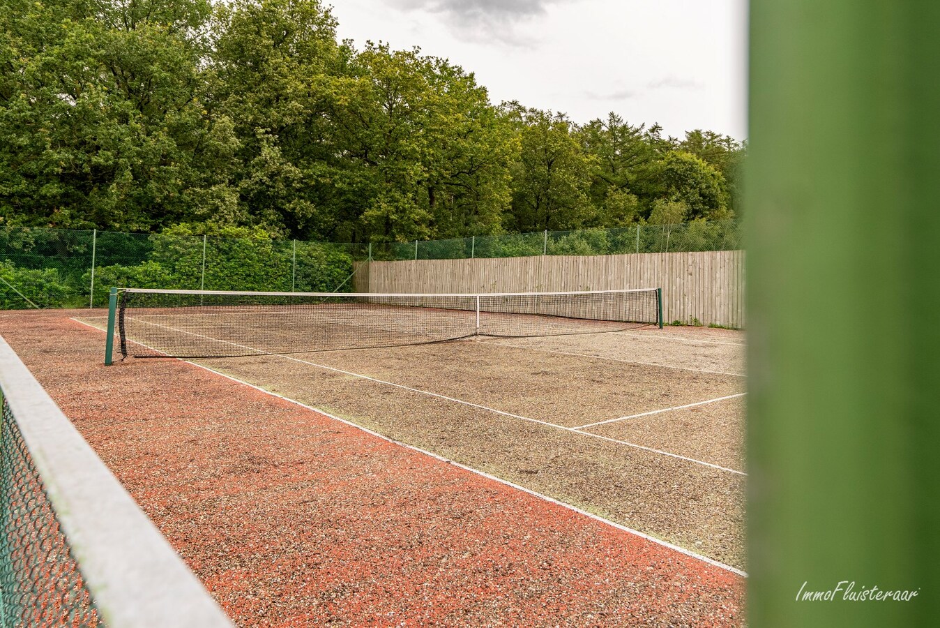 Exclusive country house with stables, swimming pool, and tennis court on an estate of approximately 9 hectares in Retie. 