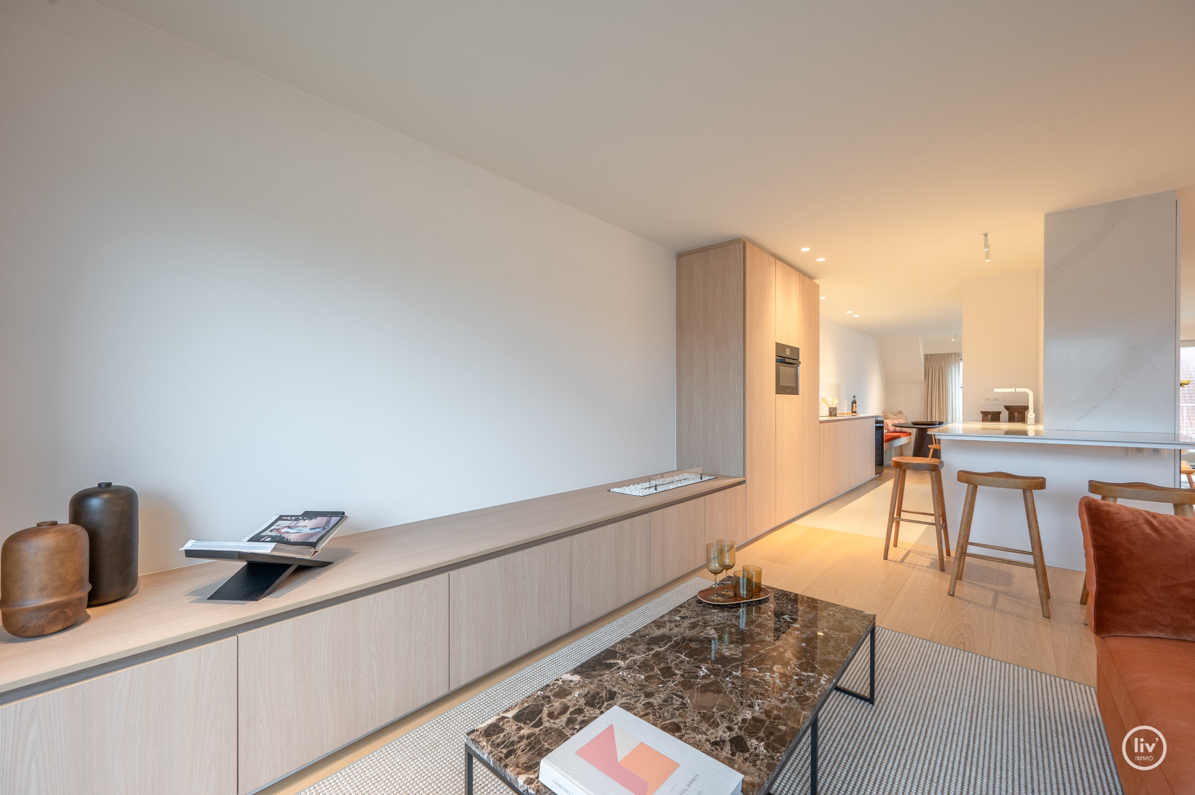 Luxueus gerenoveerd en uitstekend gelegen duplex met prachtige zonneterrassen, gelegen op een steenworp van het strand en het centrum van Knokke Zoute. 