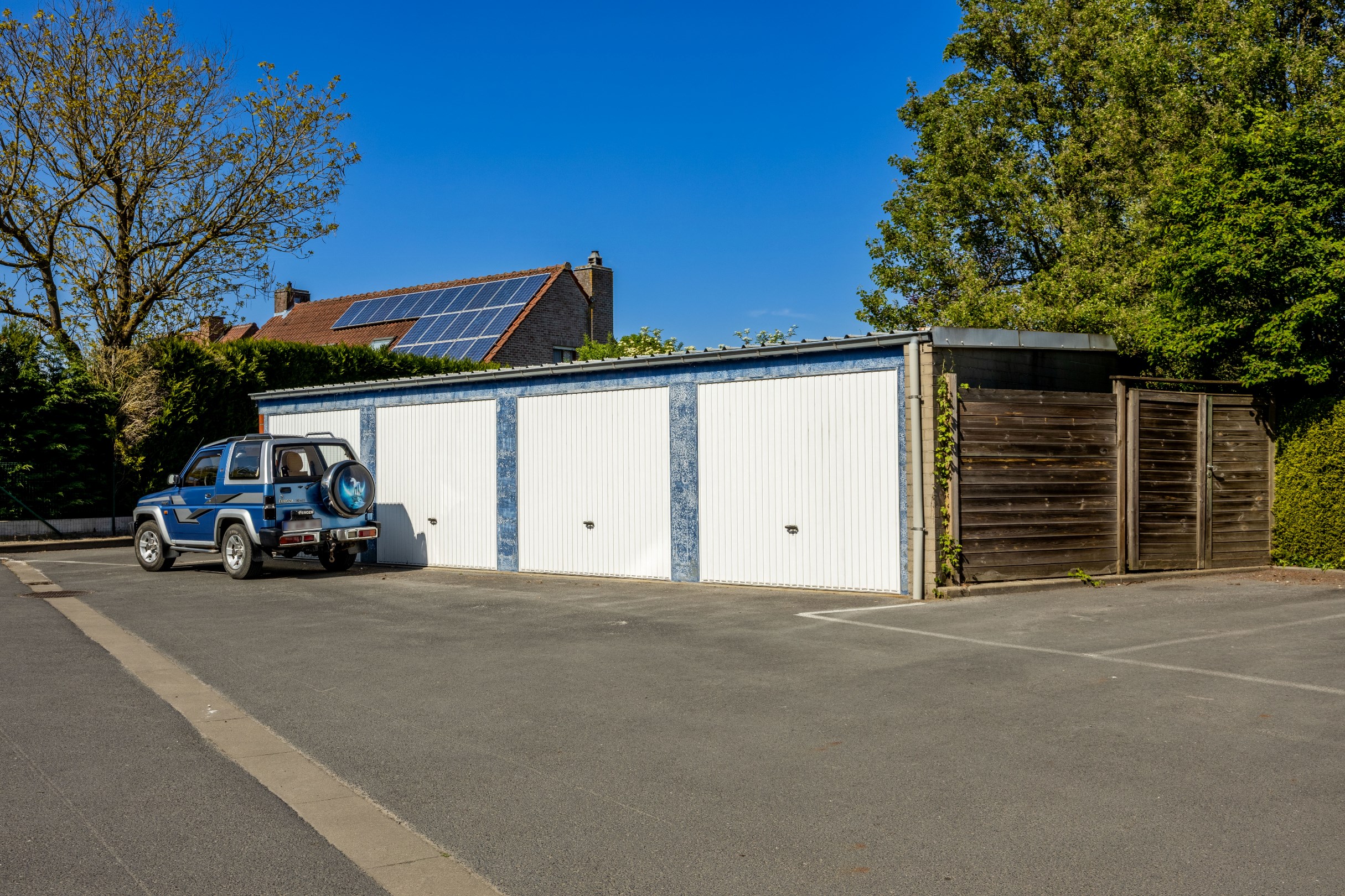 INVESTERINGSEIGENDOM MET 4 APPARTEMENTEN EN 4 GARAGES 